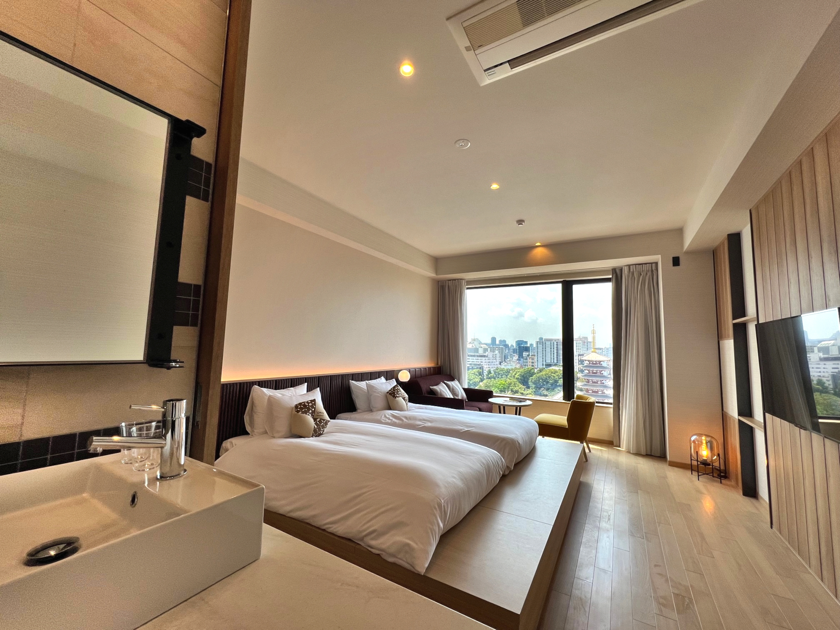 「デラックスツインルーム」（33m<span class="em sup">2</span>）。1泊1室あたり2万9000円～（食事なし）