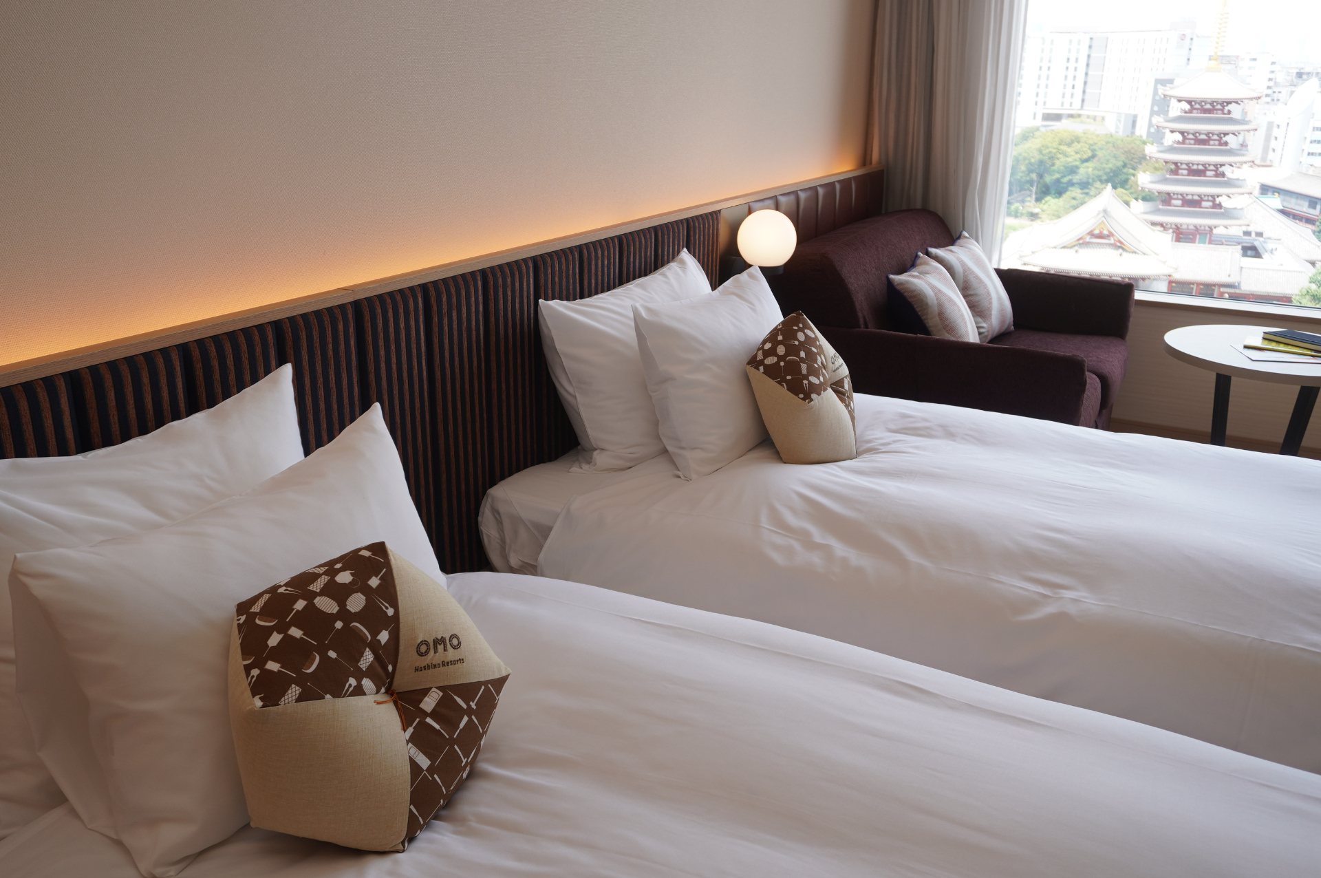 ローベッドが2台。浅草寺の境内を一望でき、夜は美しいライトアップも楽しめる