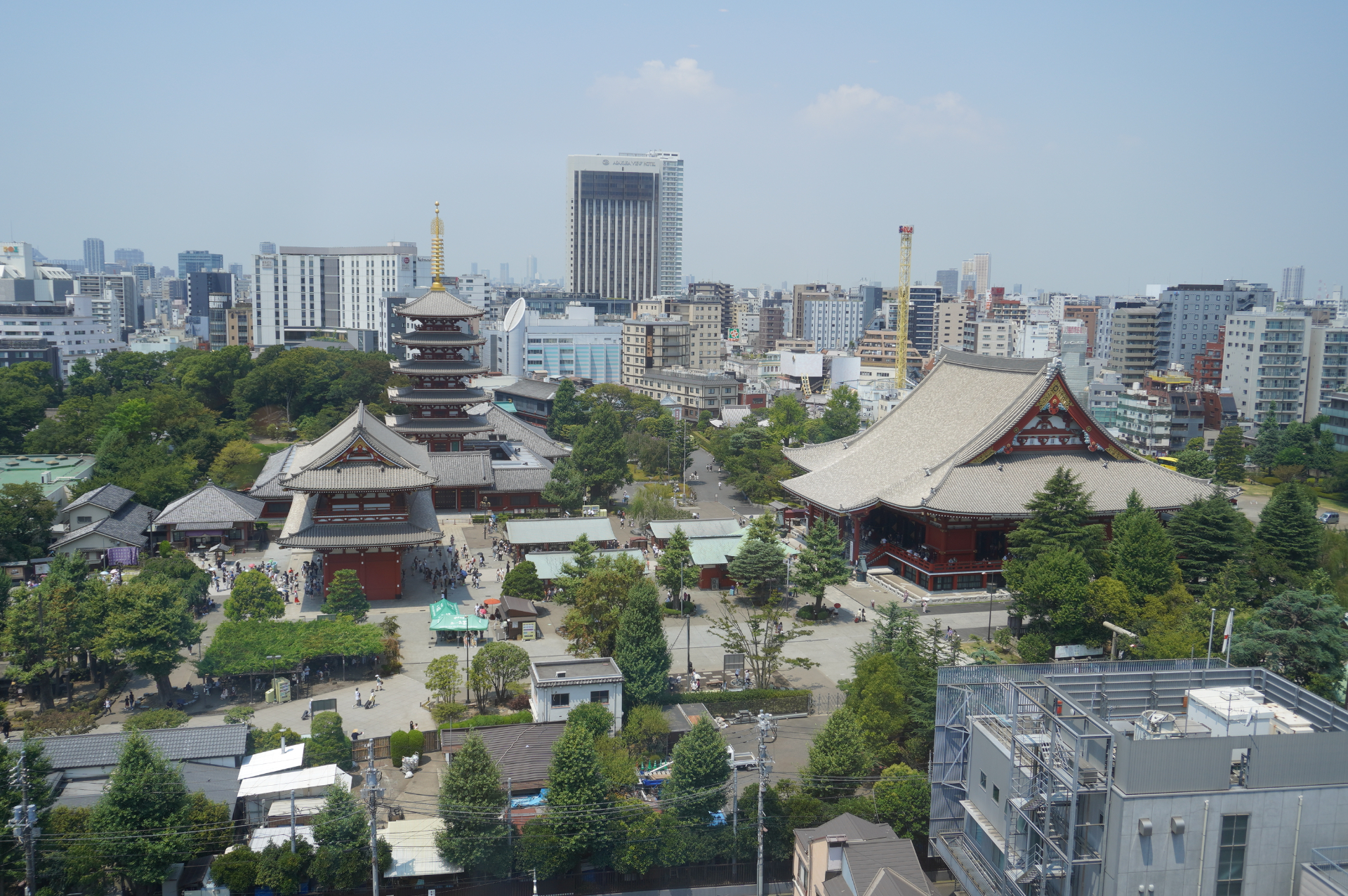 ローベッドが2台。浅草寺の境内を一望でき、夜は美しいライトアップも楽しめる
