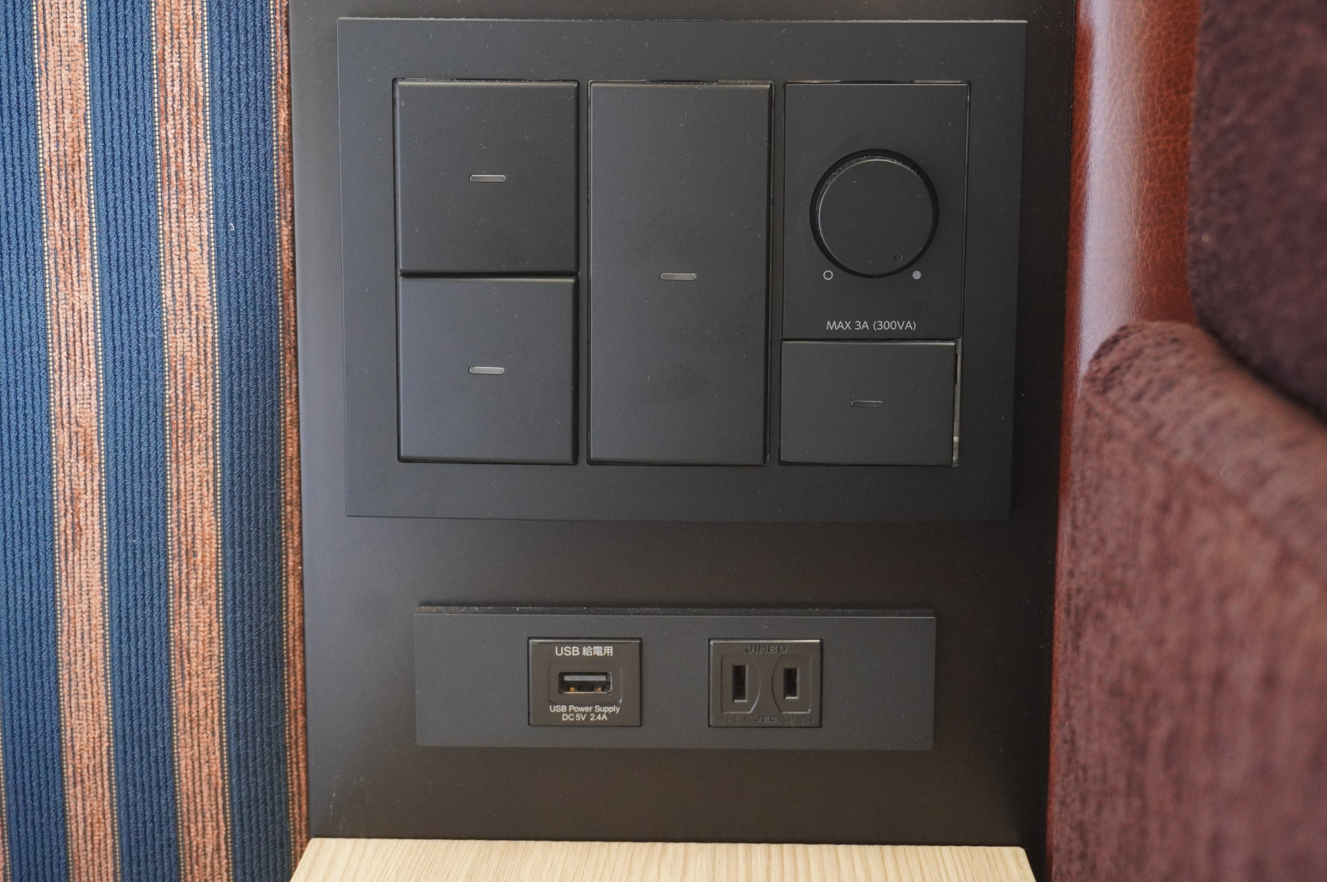 枕元にはルームライトのスイッチ、USBポート、AC電源を配備