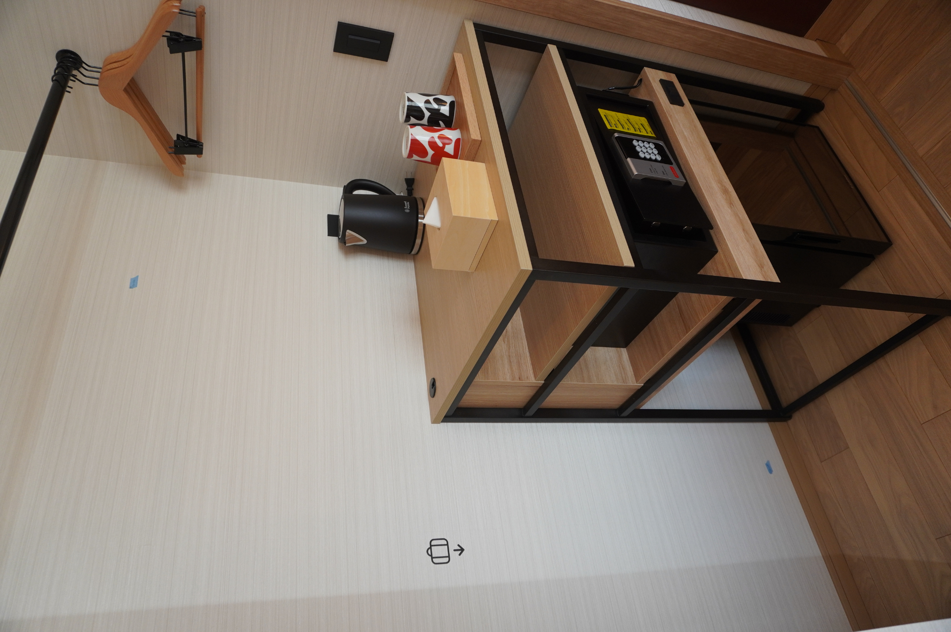 電気ケトル、マグカップ、セキュリティーボックス、冷蔵庫などを用意