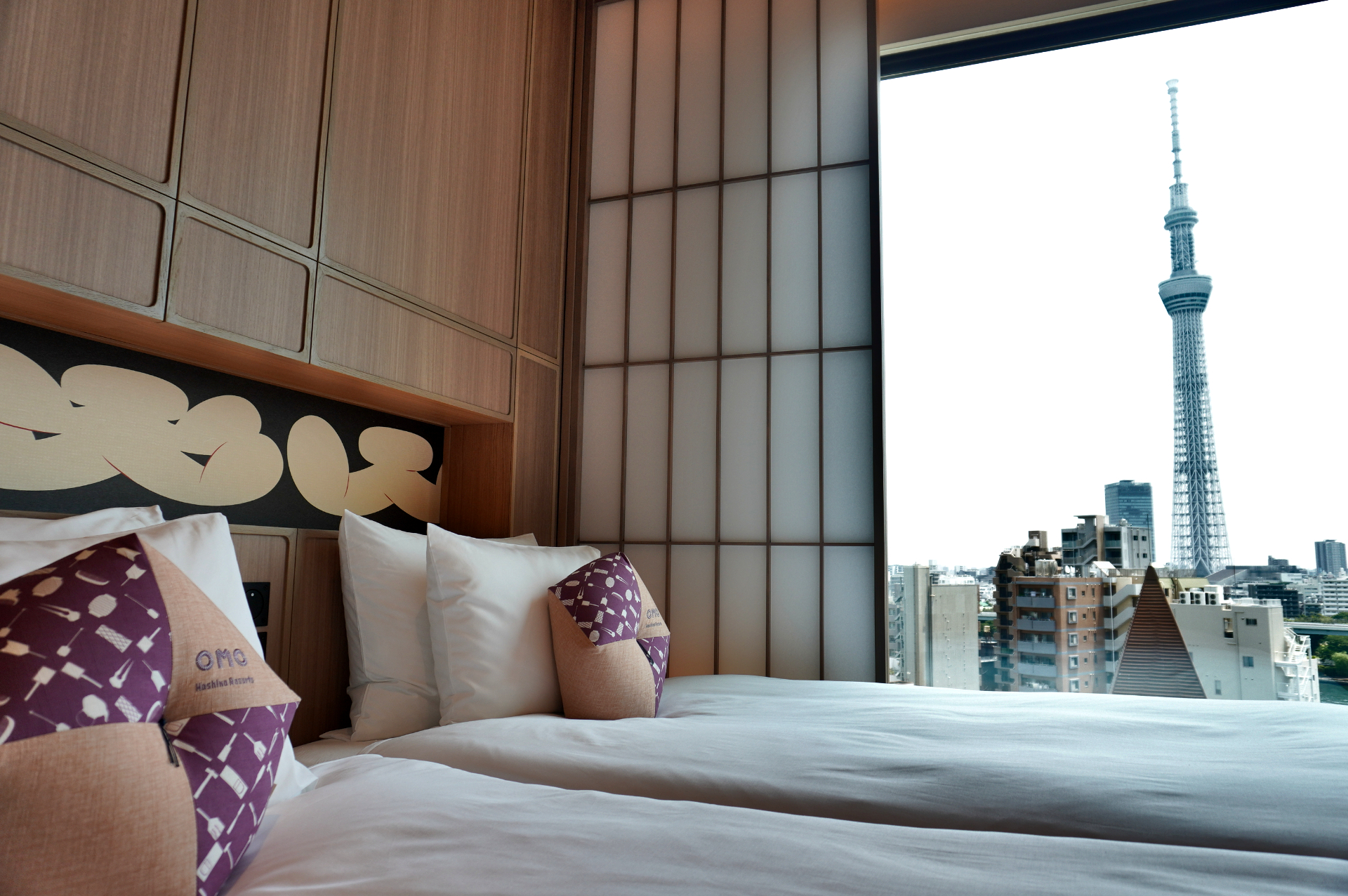 寄席をイメージした赤い絨毯や高座のような座布団など遊び心ある設え。目の前に東京スカイツリーもそびえる