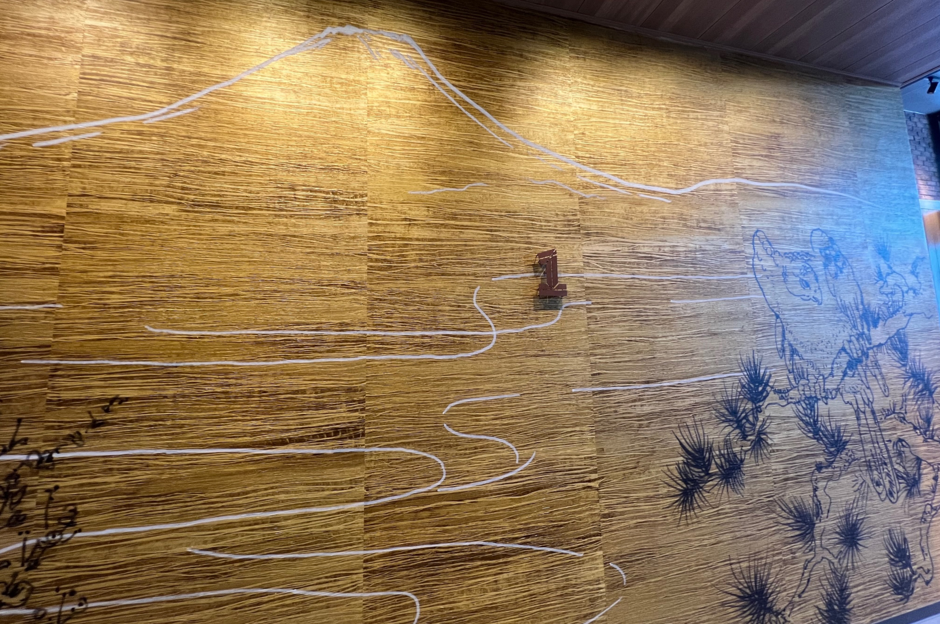 エレベーター前のウォールアートにも注目を