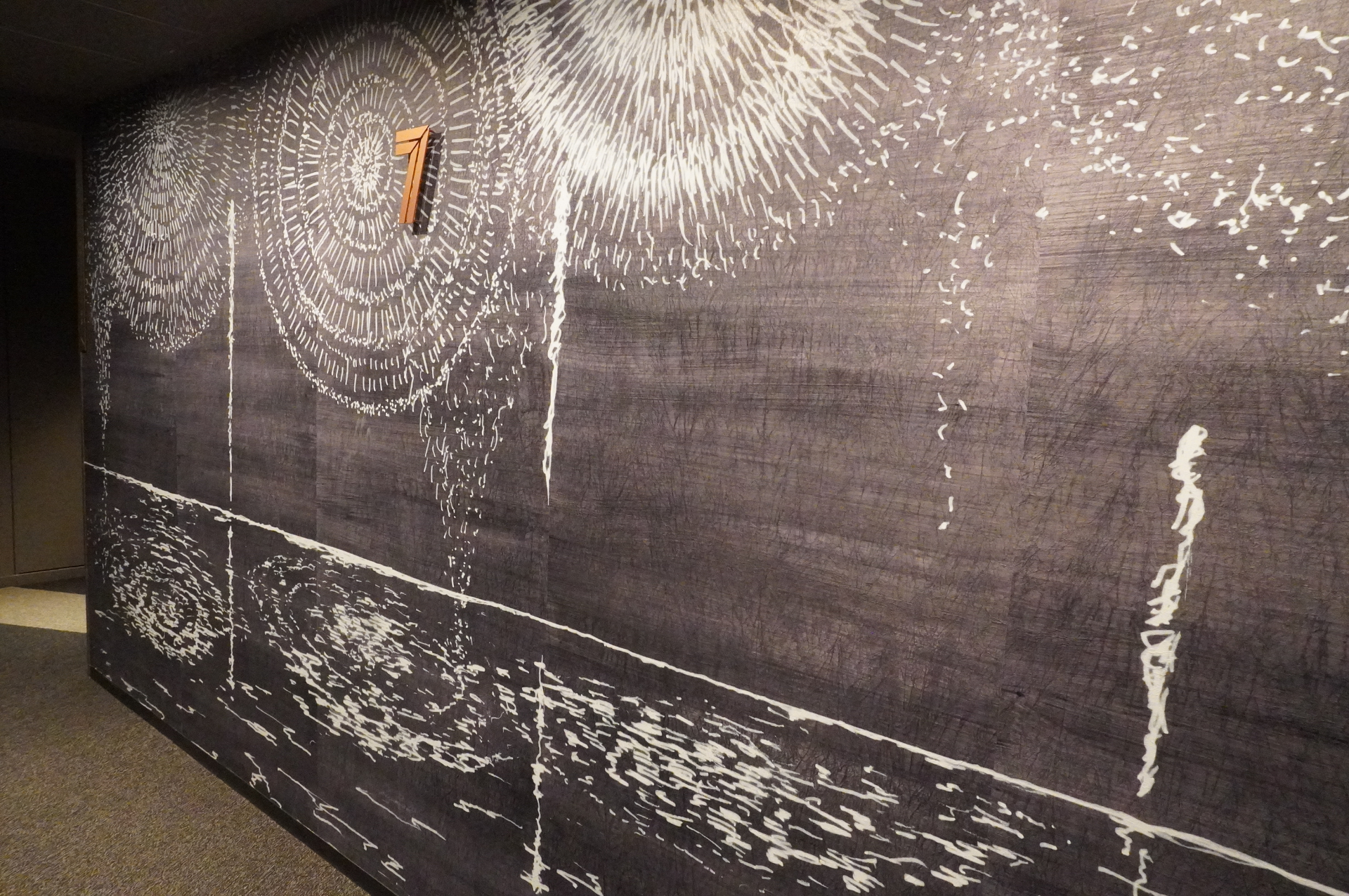 1階には1月の縁起物「一富士二鷹三茄子」、7階には7月末に開催される「隅田川花火大会」、12階には日本に12月ころ渡来する「鶴」など、各フロアごとに風物詩が描かれる