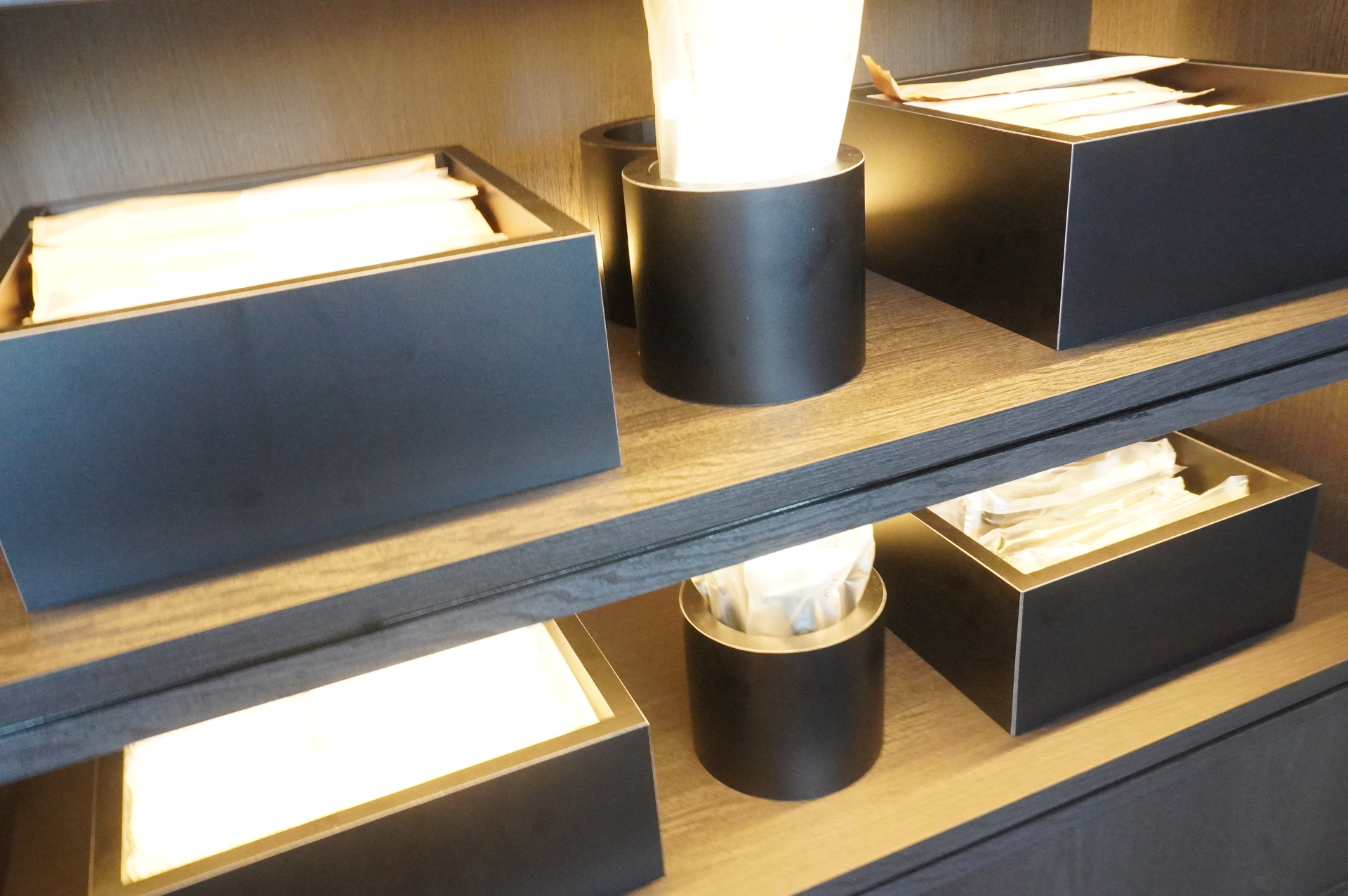 パジャマのレンタルや星野リゾートオリジナルグッズ販売コーナー。アメニティバーには歯みがきセット、ブラシ、綿棒、カミソリなど