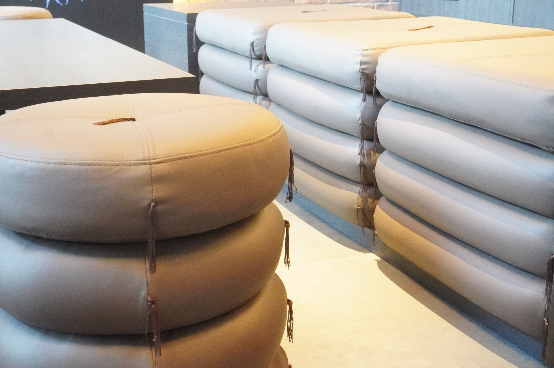 積み重なる座布団をイメージしたロビーのイス