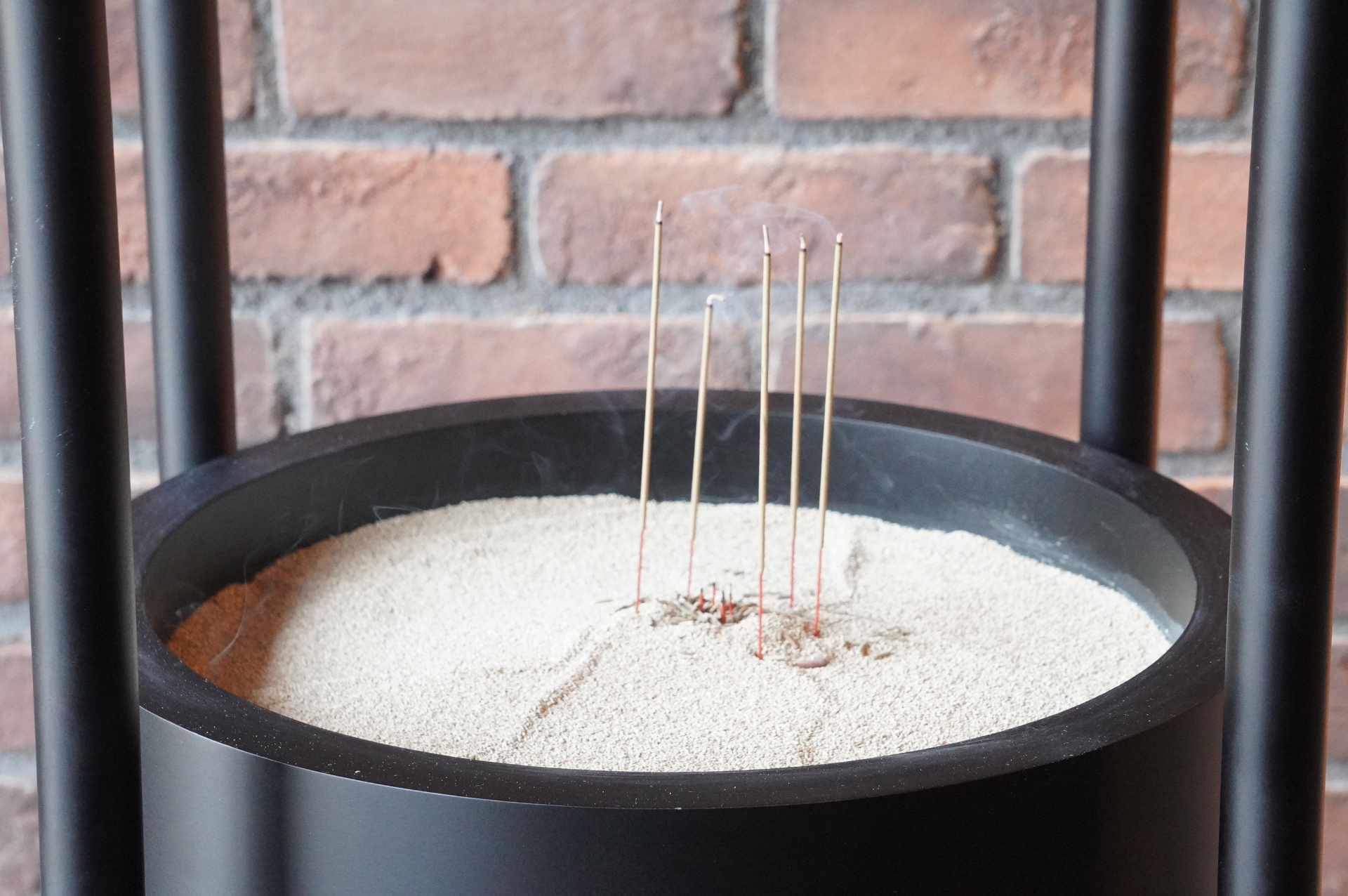 浅草寺をイメージした「香炉」が置かれ、ロビーはいい匂い