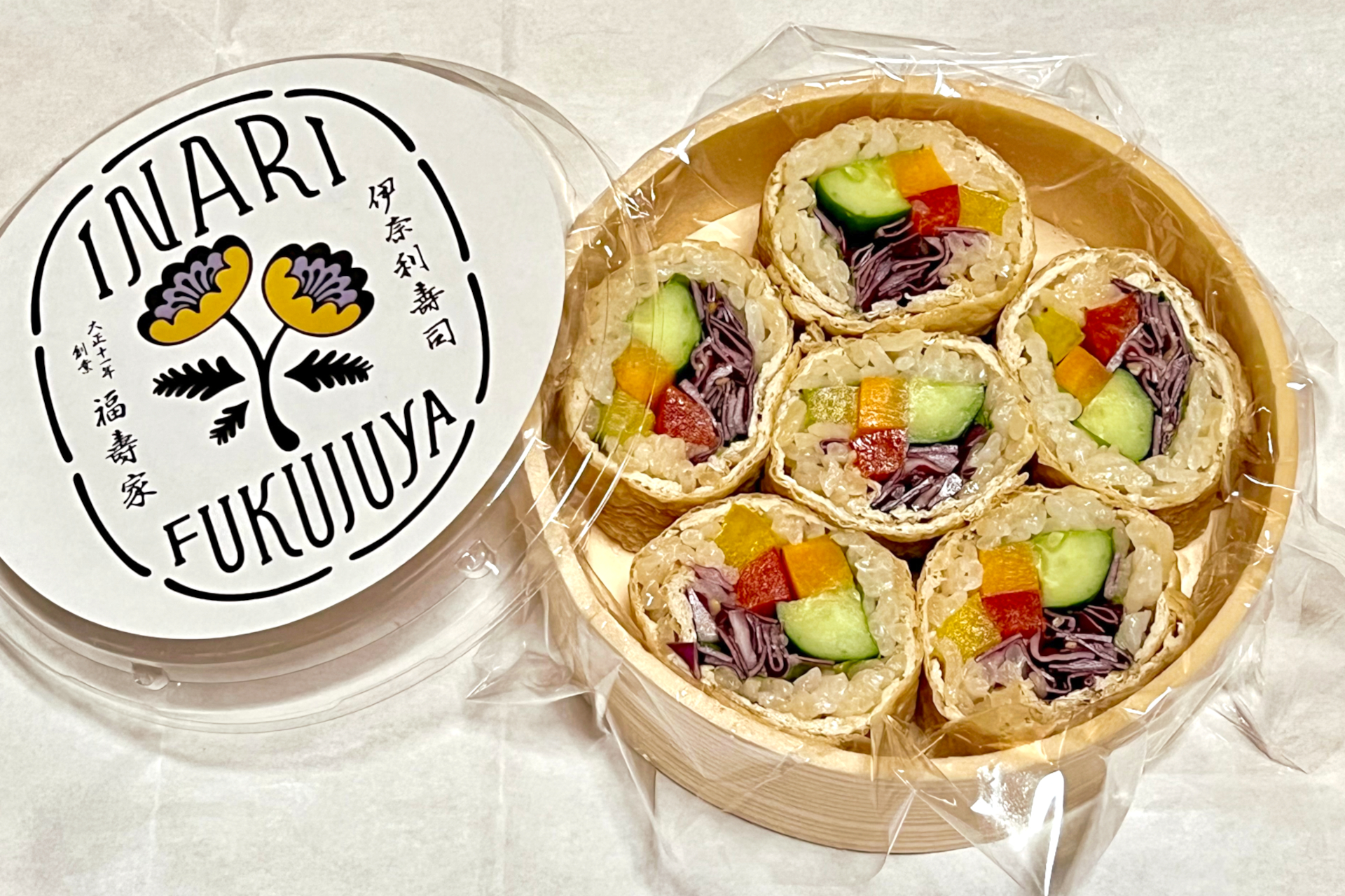 福寿家は1922年創業の名店。2種類入った稲荷寿司の折（左）と色鮮やかな稲荷ロール（右）、どちらもひと口サイズで食べやすい