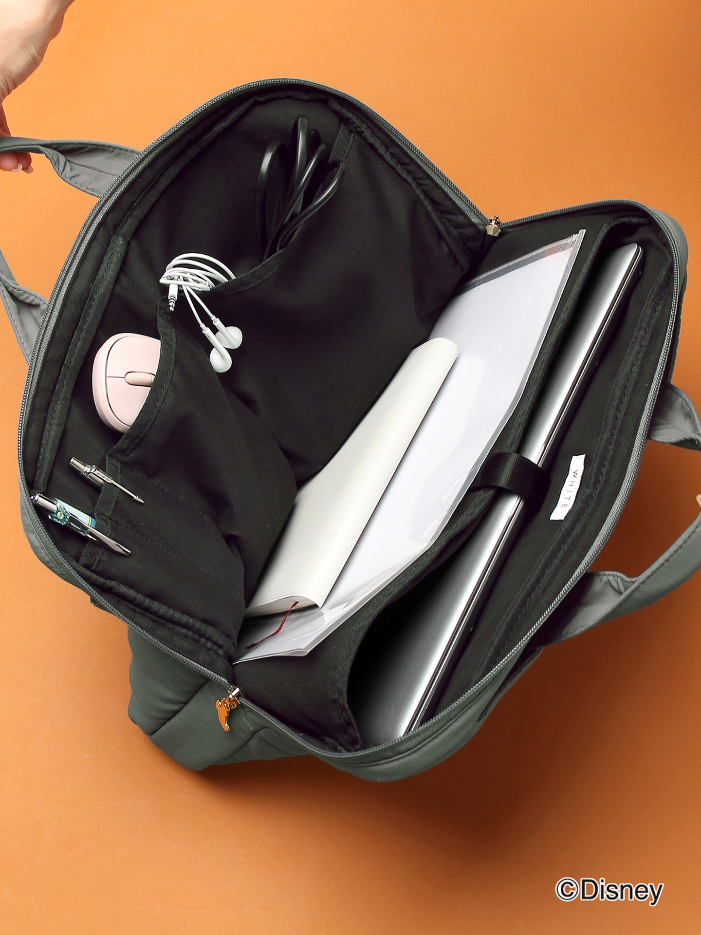 ガバッと開くので、中身も見やすく取り出しやすい