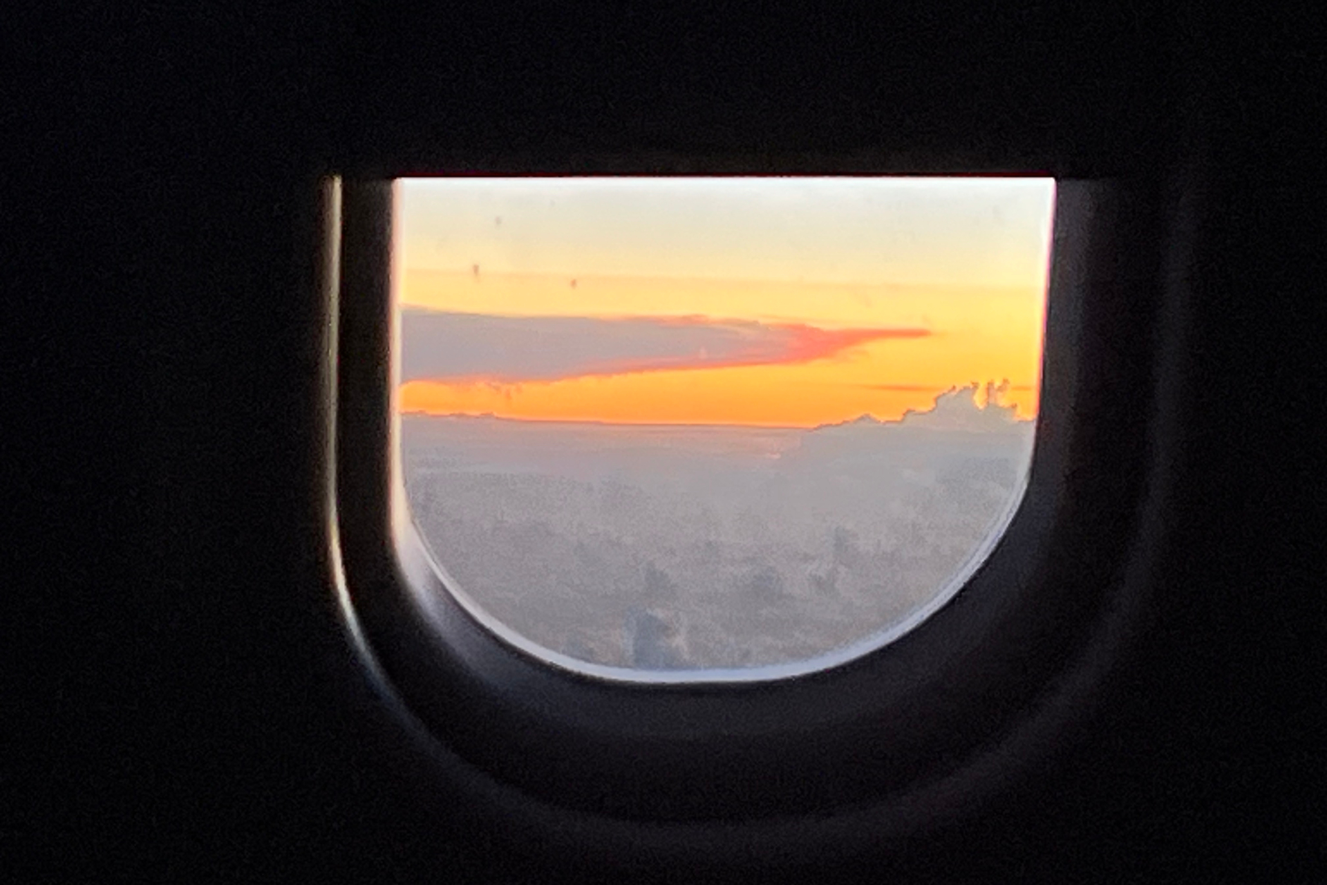 ダニエル・K・イノウエ国際空港に到着するのは現地時間の朝9時