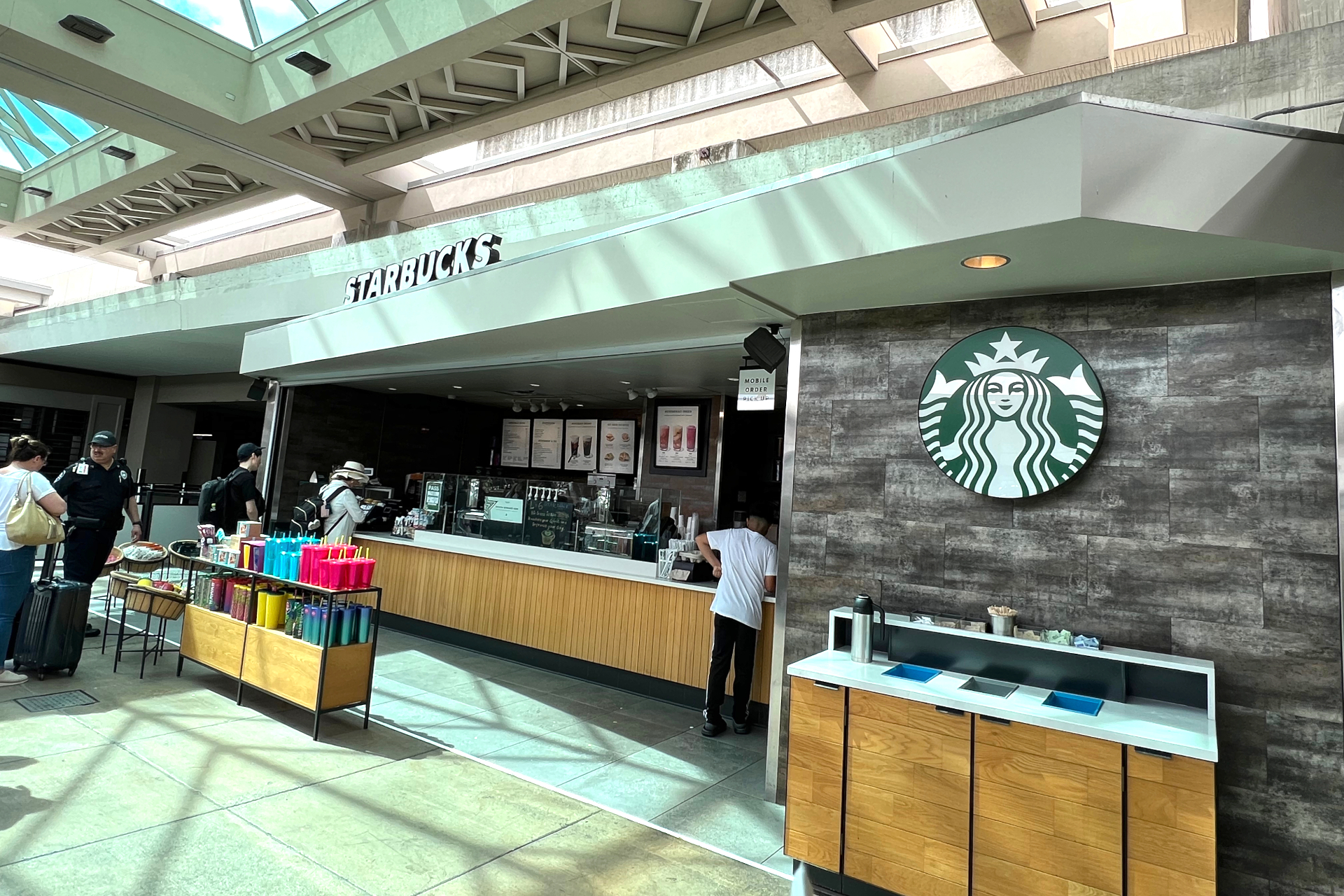 空港のスタバではコナコーヒー豆を使用。価格はアイスコーヒー グランデサイズで5.34$（取材時の為替レートは1$=約144円）