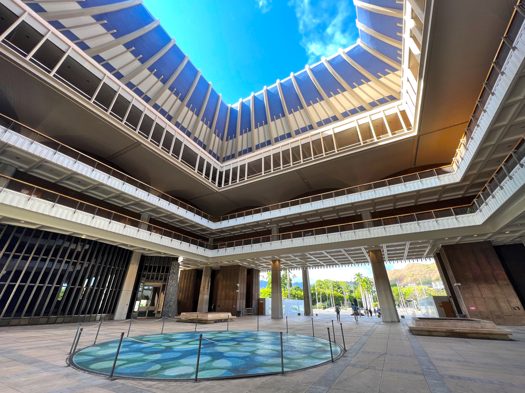 19世紀、ダミアン神父はモロカイ島に収容されたハンセン病患者救済のため一生を捧げた