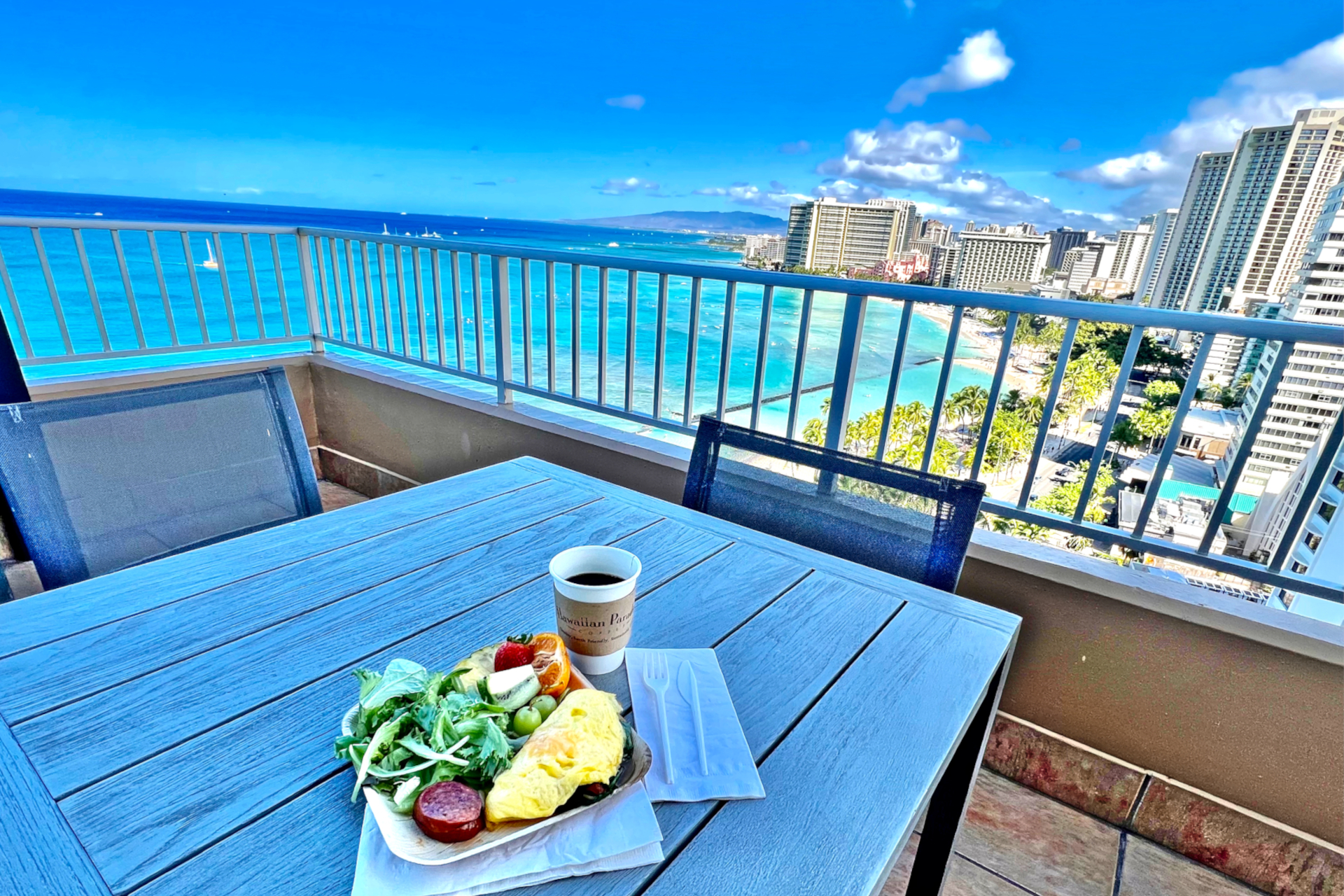海の絶景を眺めながら朝食が味わえる