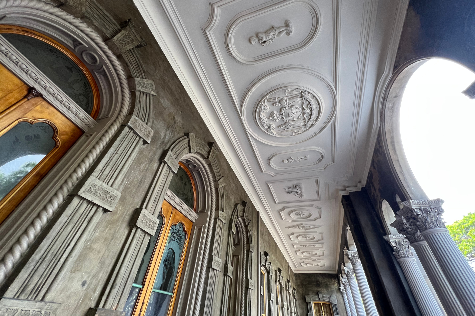 ハワイ王国7代目のカラカウア王が建てた宮殿。王国の繫栄と栄華を象徴する調度品が数多く展示されている