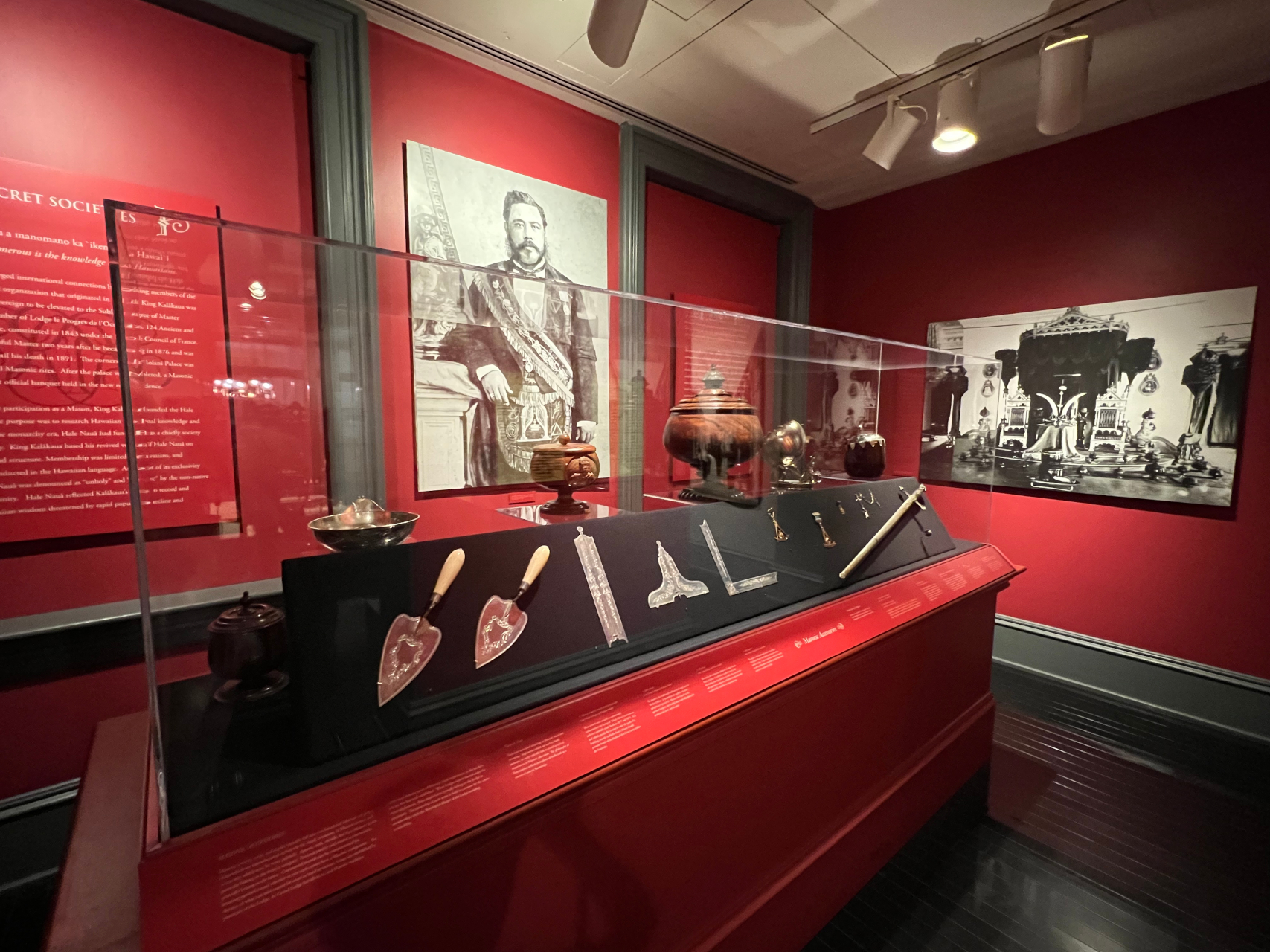 ハワイ王国7代目のカラカウア王が建てた宮殿。王国の繫栄と栄華を象徴する調度品が数多く展示されている