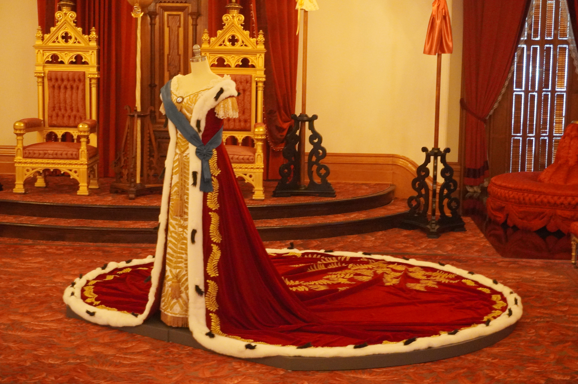 ハワイ王国7代目のカラカウア王が建てた宮殿。王国の繫栄と栄華を象徴する調度品が数多く展示されている