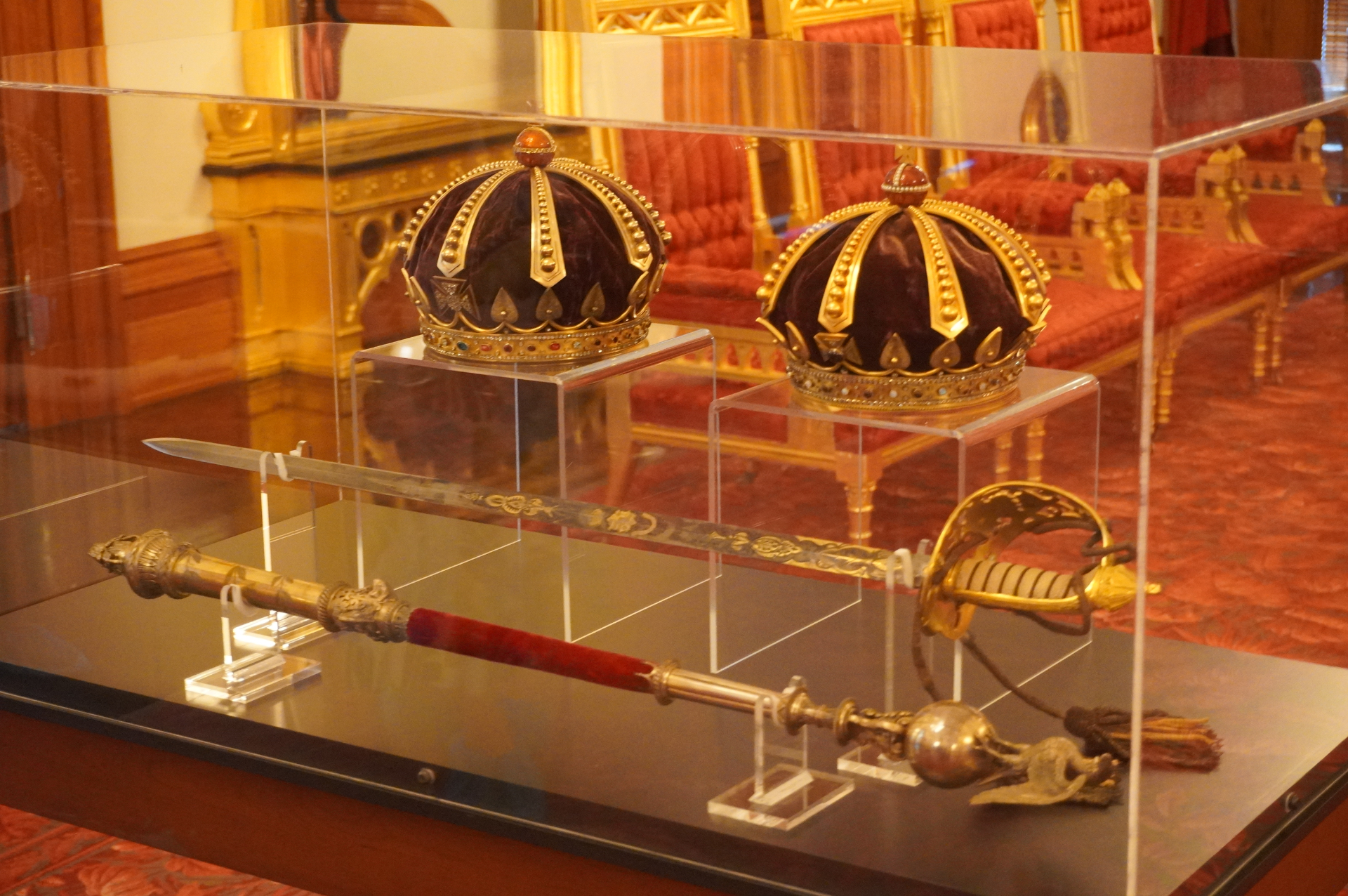 ハワイ王国7代目のカラカウア王が建てた宮殿。王国の繫栄と栄華を象徴する調度品が数多く展示されている