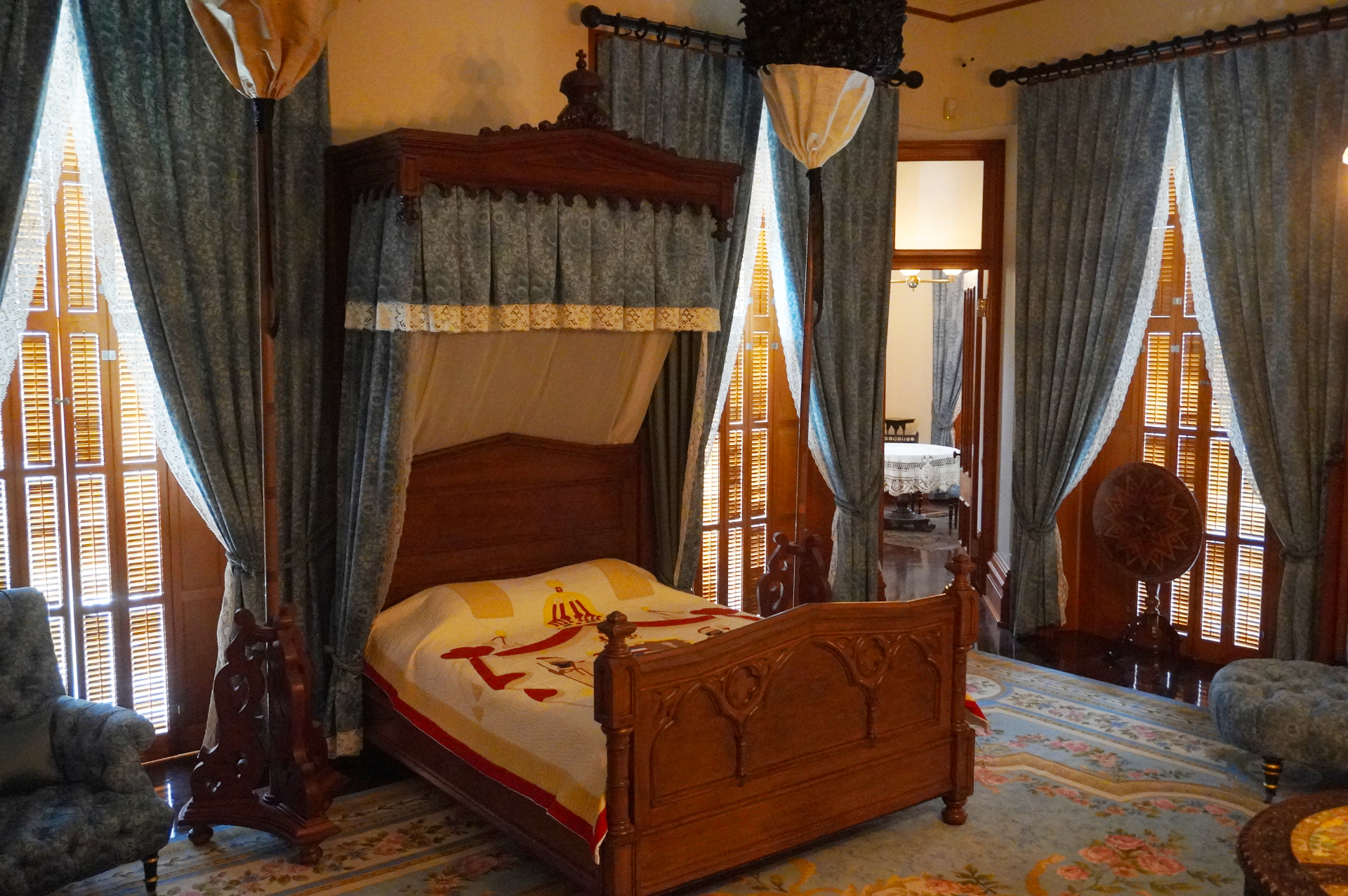 ハワイ王国7代目のカラカウア王が建てた宮殿。王国の繫栄と栄華を象徴する調度品が数多く展示されている