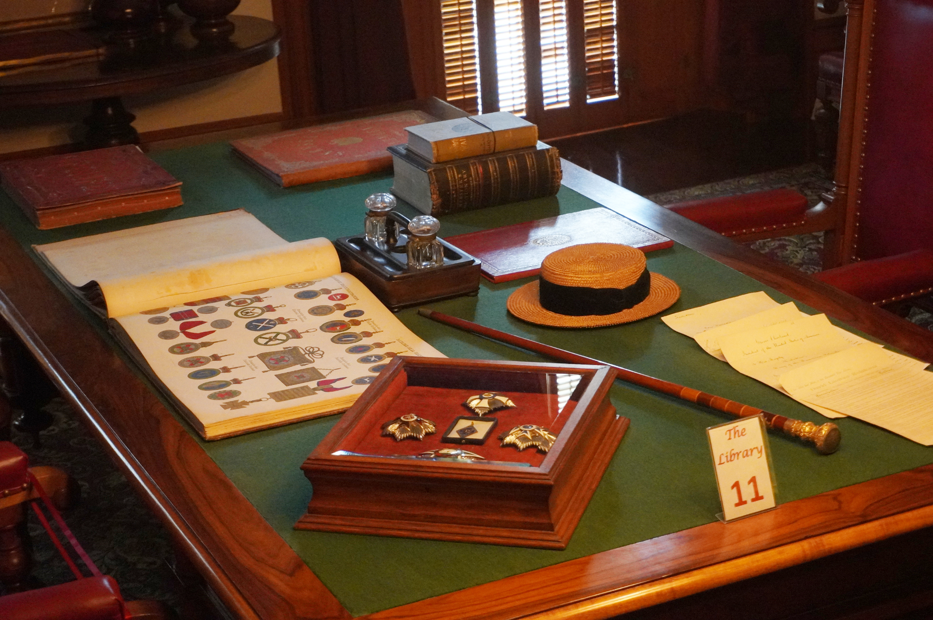 ハワイ王国7代目のカラカウア王が建てた宮殿。王国の繫栄と栄華を象徴する調度品が数多く展示されている