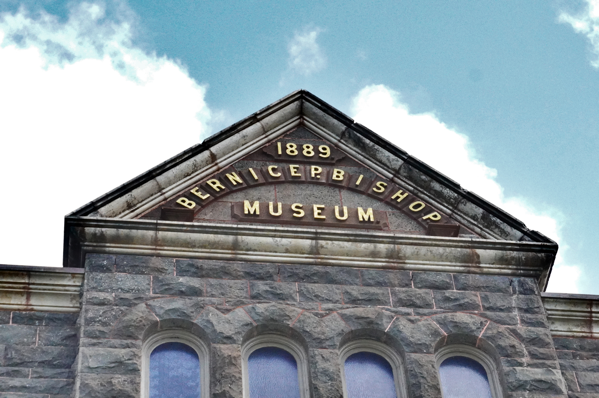 ハワイ州最大の博物館。1795年から約100年続いたハワイ王国の歴史、ポリネシア文化、太平洋の自然科学などを学べる