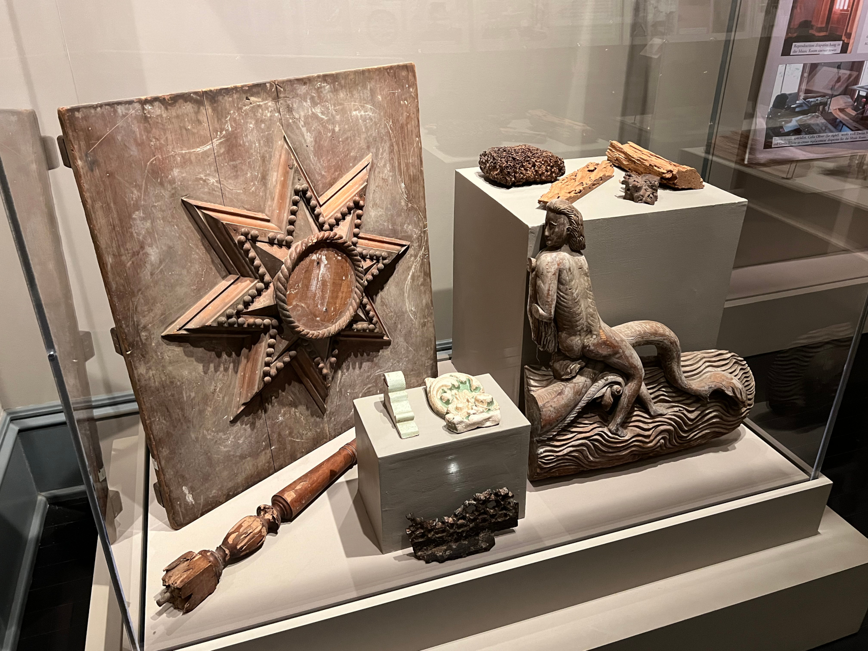 ハワイ王国7代目のカラカウア王が建てた宮殿。王国の繫栄と栄華を象徴する調度品が数多く展示されている