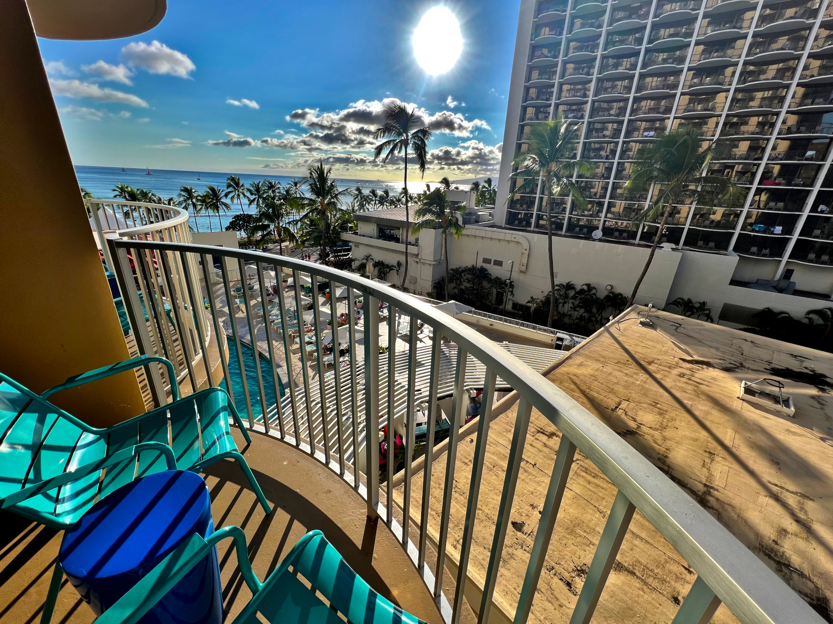 リサイクルボックスやウォーターサーバー用のボトルを用意するなどエコ意識も高い