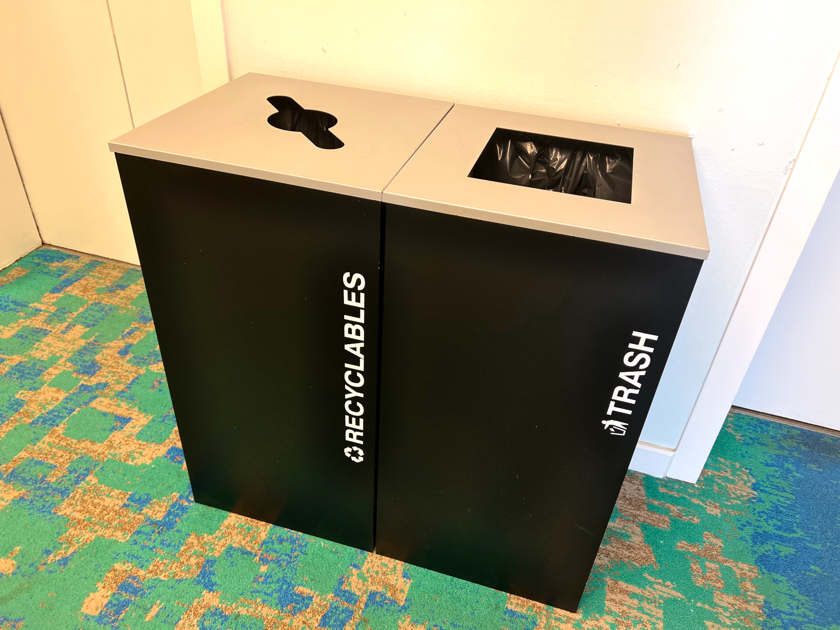 リサイクルボックスやウォーターサーバー用のボトルを用意するなどエコ意識も高い