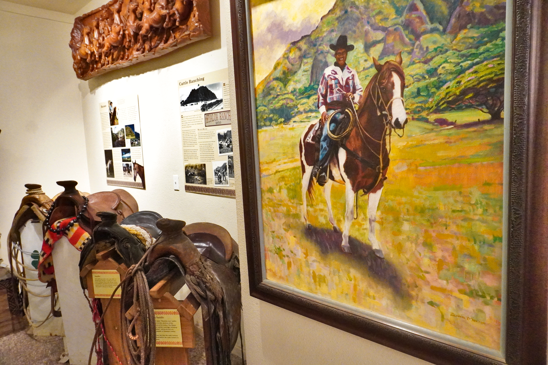 オアフ島北東に位置する4000エーカーの広大な農牧場。乗馬やジャングル探検、タロイモ畑の農業体験、映画ロケ地ツアーなど、さまざまなアクティビティを展開