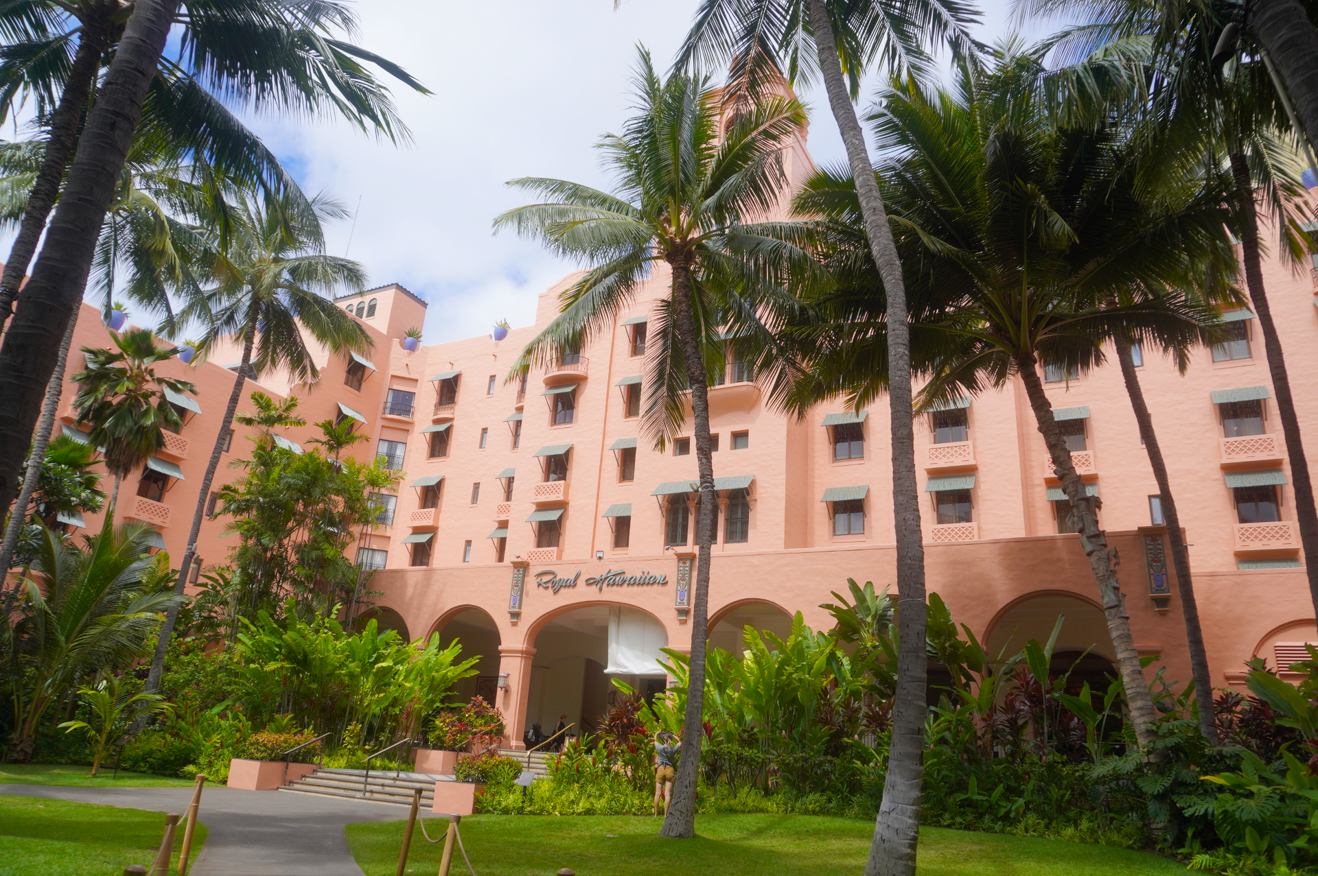 ピンクの外観が特徴的な「ロイヤルハワイアンホテル」。カメハメハ大王をはじめ王族たちが別荘を構えた土地に建つ