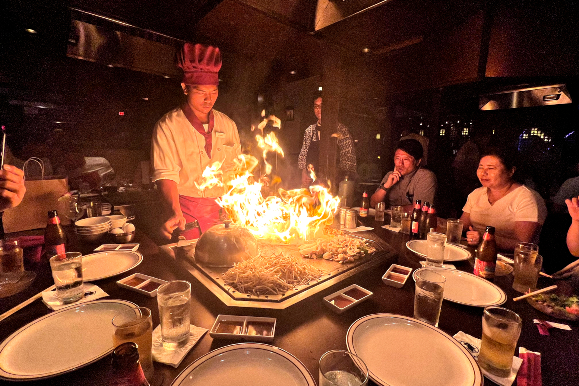 ホノルル中心地にある高級レストラン「TANAKA of Tokyo」。ステーキやシーフードの鉄板焼きコースが味わえる