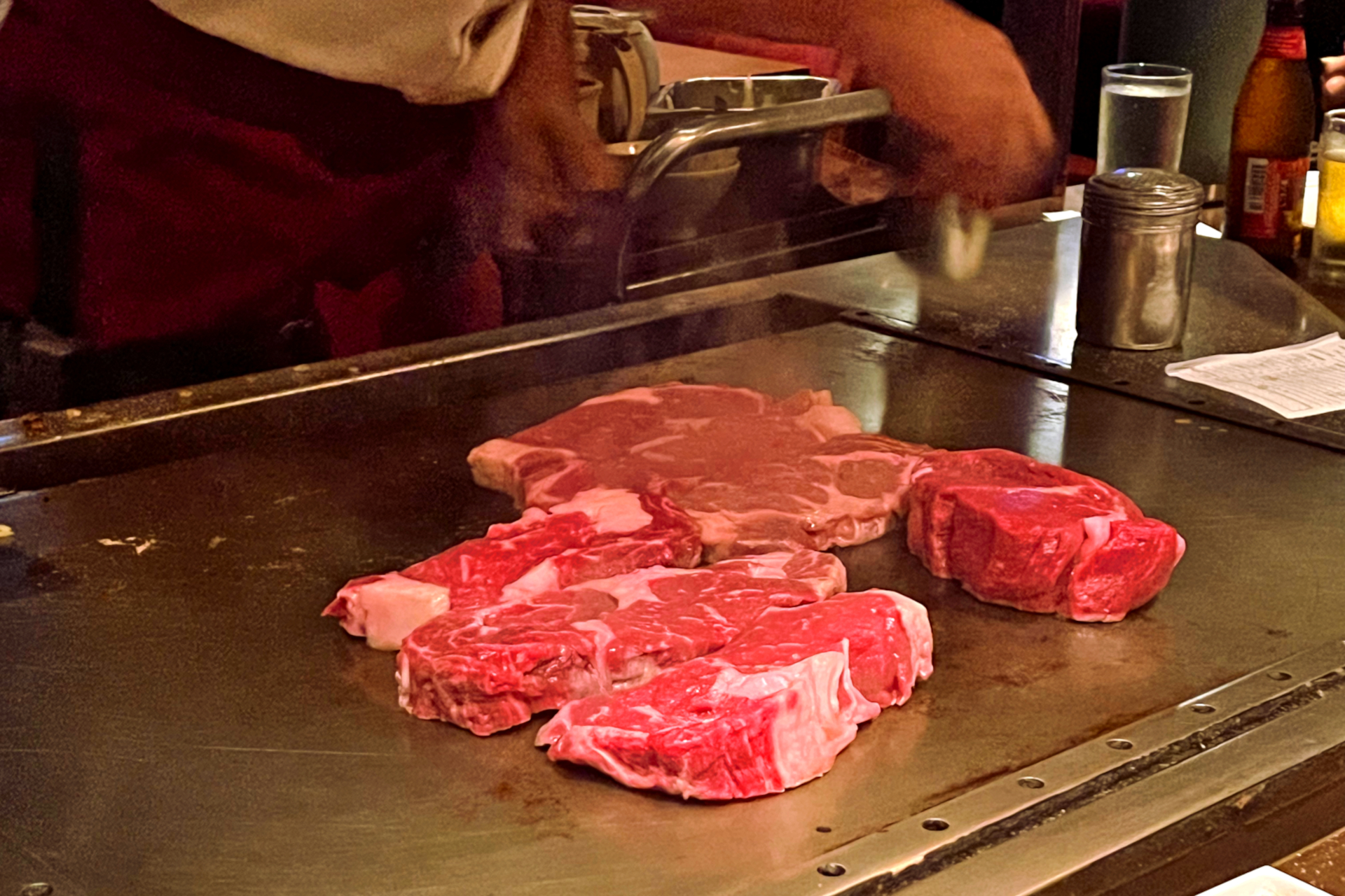 ホノルル中心地にある高級レストラン「TANAKA of Tokyo」。ステーキやシーフードの鉄板焼きコースが味わえる