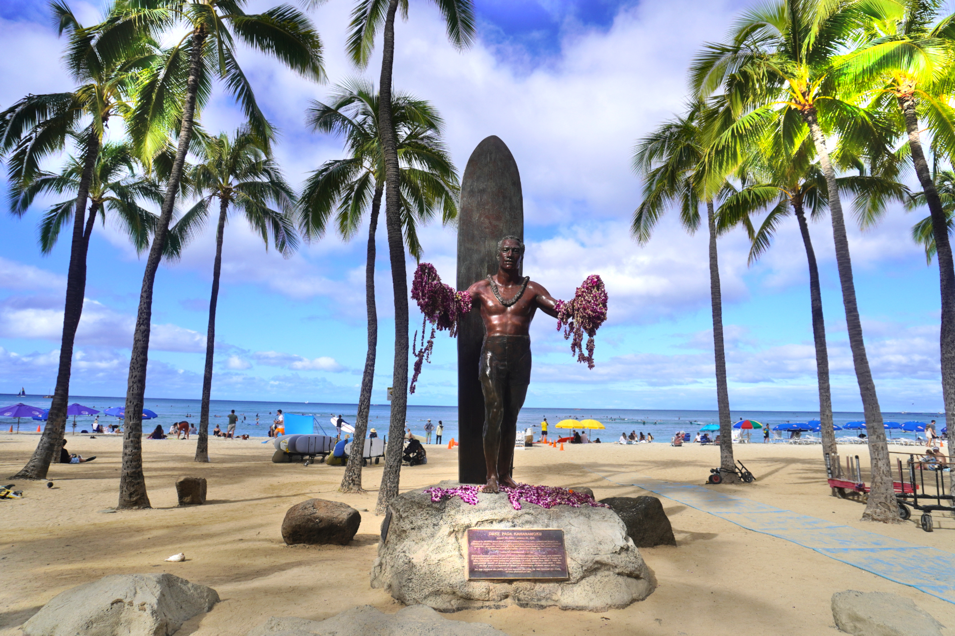 デュークカハナモク像。“近代サーフィンの父”と呼ばれる