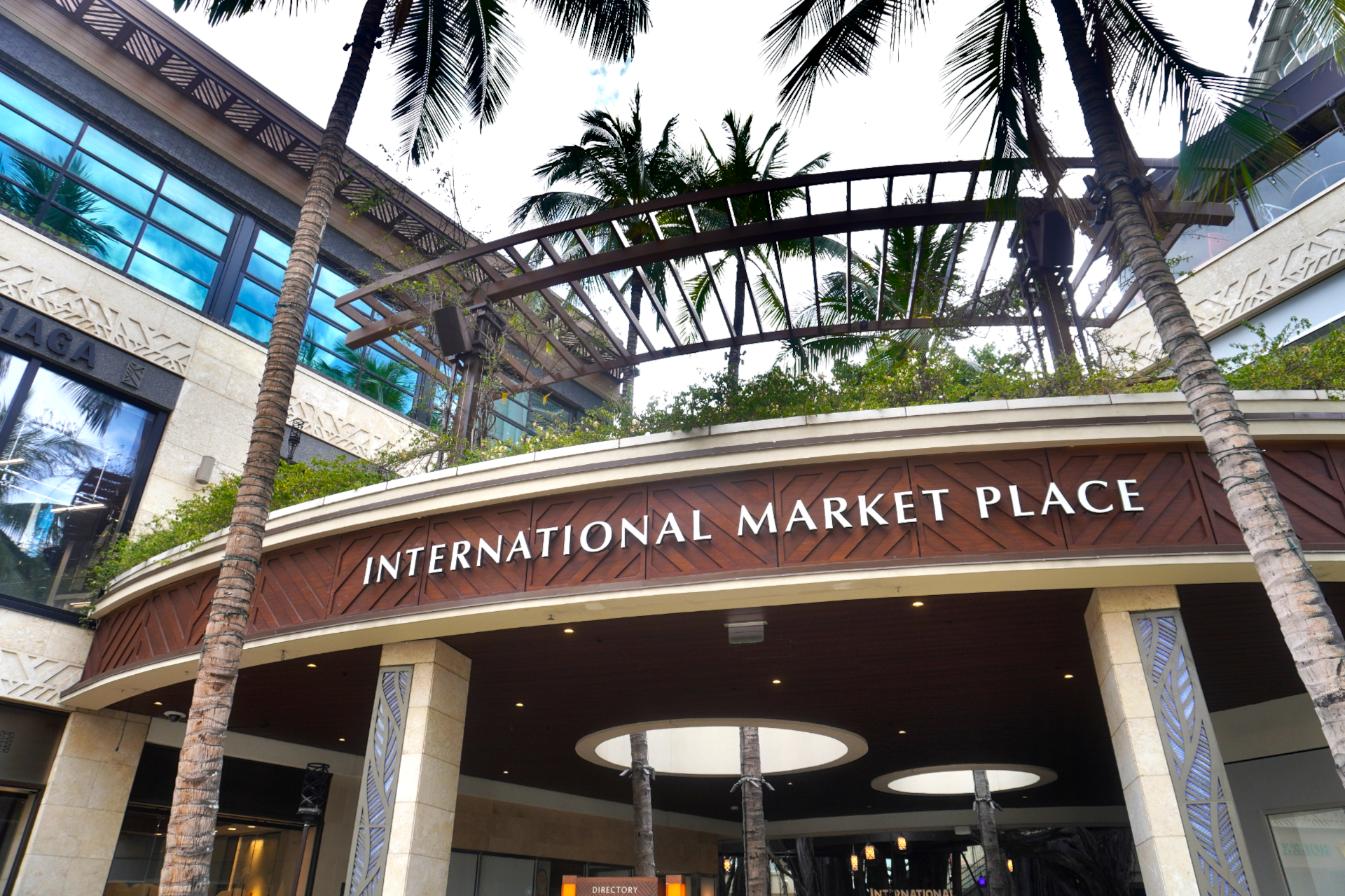 多彩な店舗が集まる「インターナショナルマーケットプレイス」。樹齢160年超のバニヤンツリーなどハワイの原風景を残す