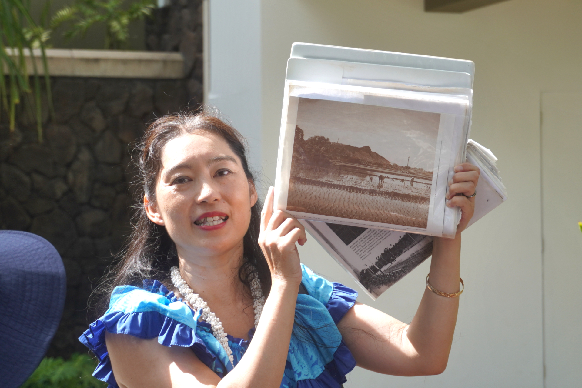 現地ガイドの解説を聞きながらワイキキの街に点在する史跡巡り