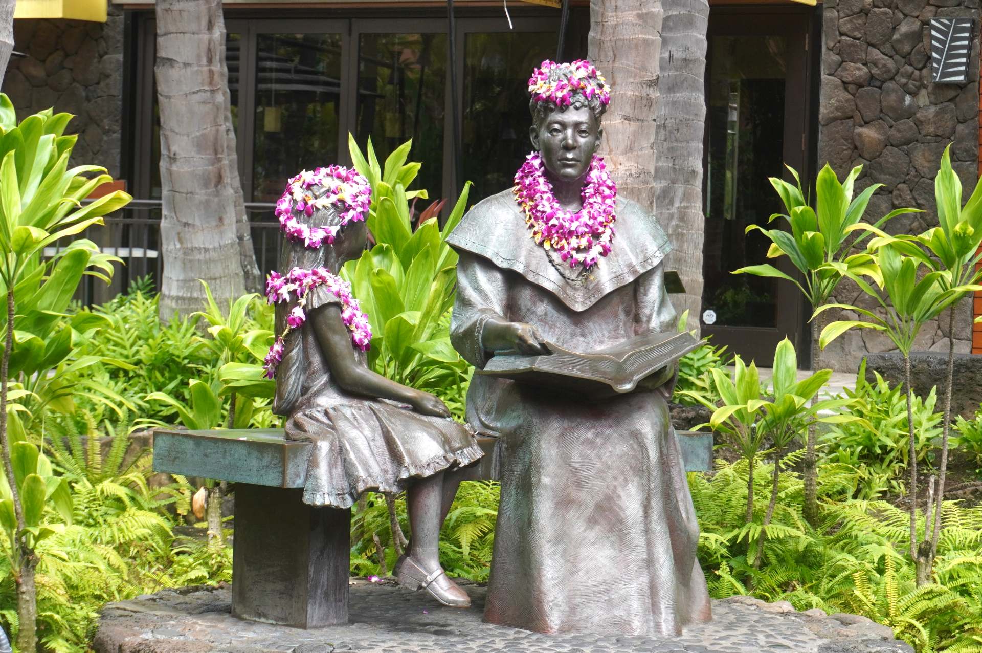 「ロイヤルハワイアンセンター」はその昔オアフ島の首都が置かれた場所。ヤシ園を再現した中庭に、土地所有者であったパウアヒ王女の像が立つ