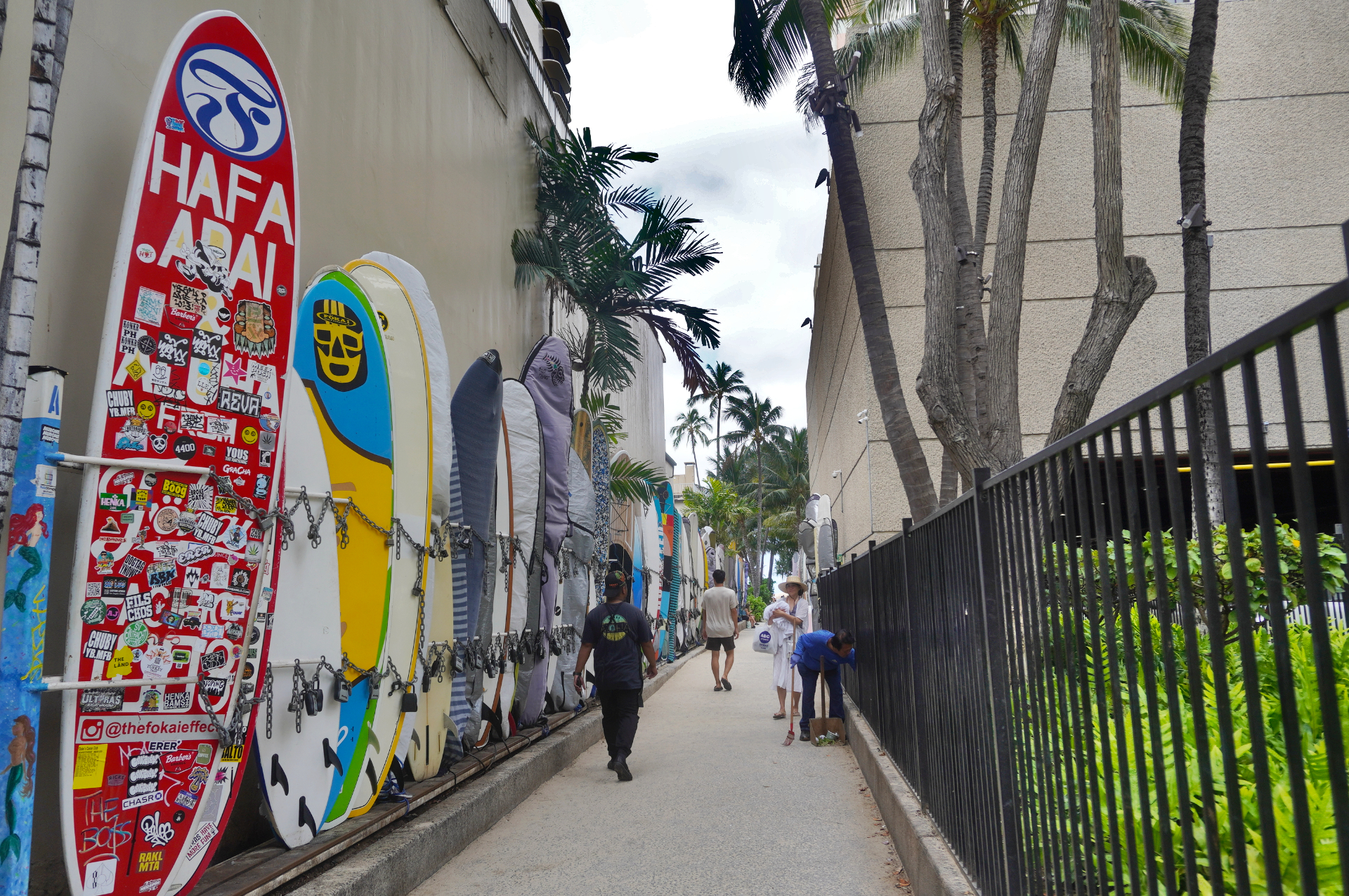 カラフルなサーフボードが並ぶ小道は撮影スポットとして人気
