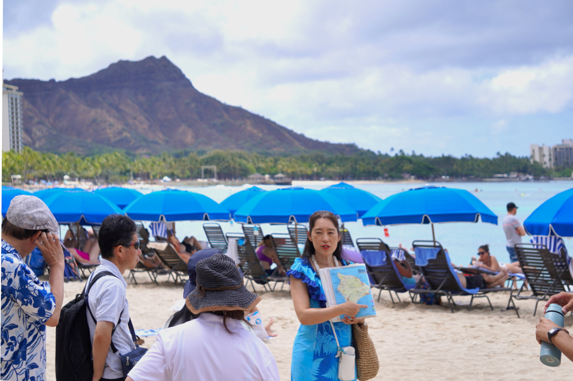 ワイキキビーチ奥にそびえるのがオアフ島のシンボル「ダイヤモンドヘッド」
