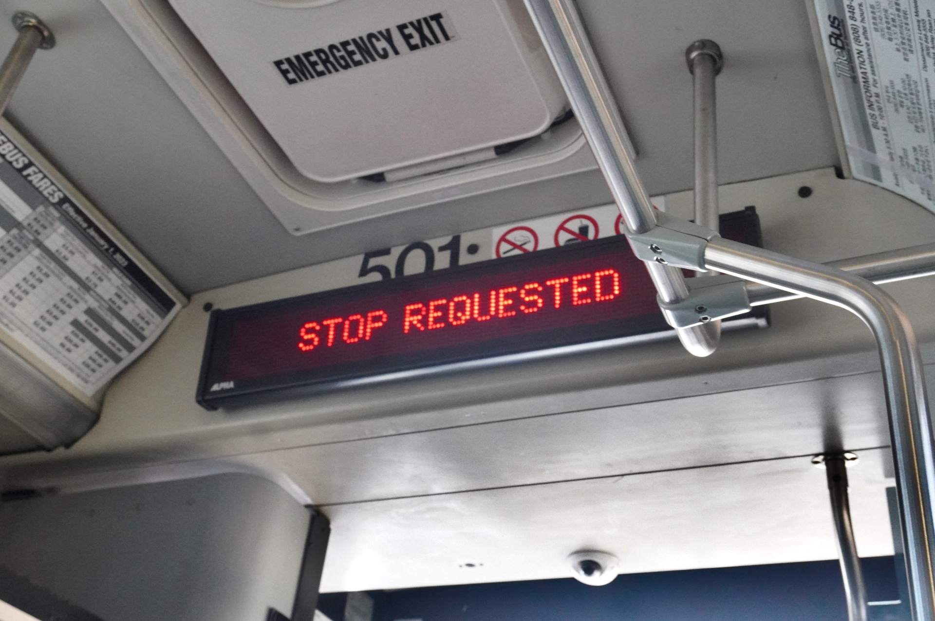 車内をつたうロープを引っ張ると“降車します”のリクエストになる