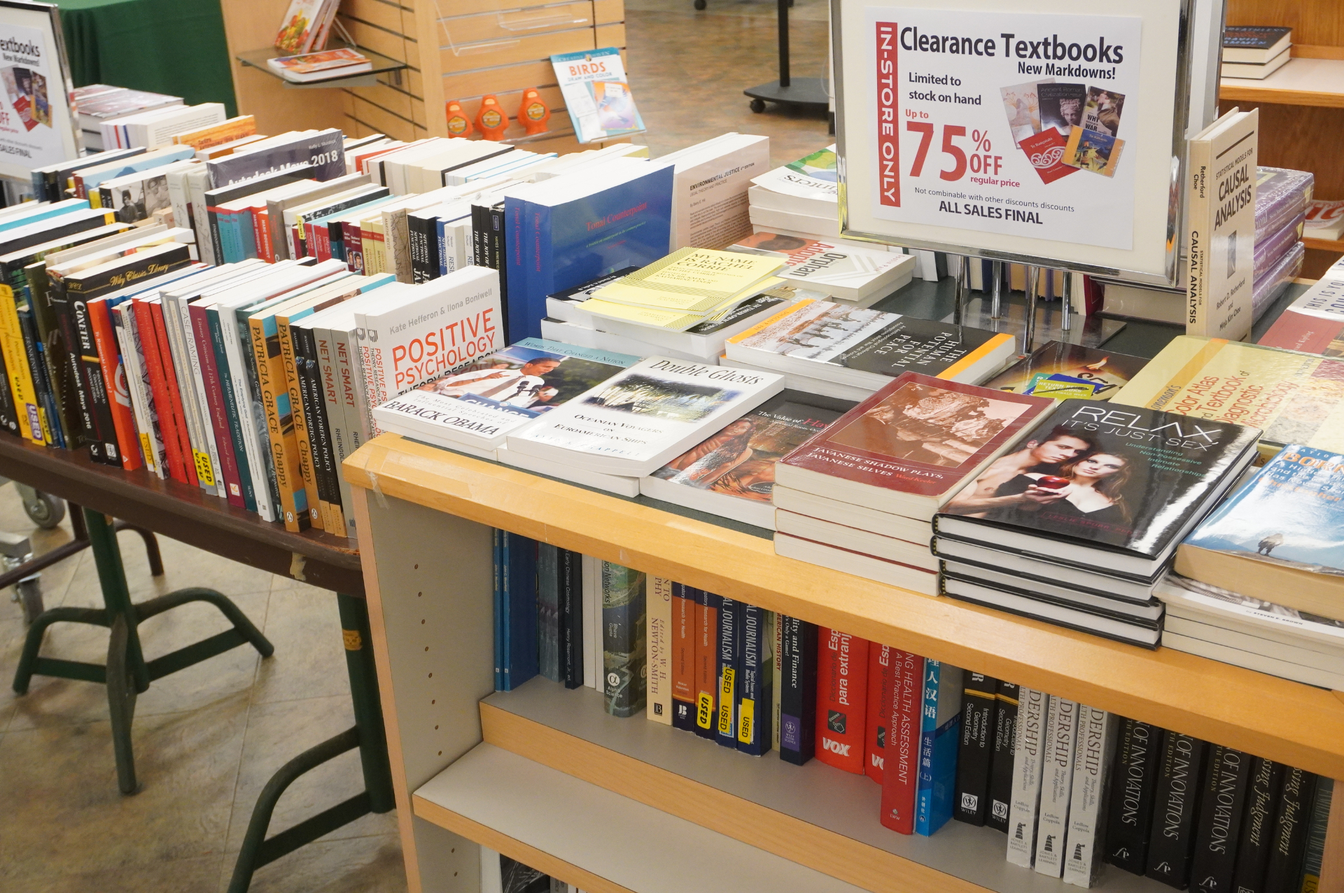 学生生協では教科書や文房具などのほか、大学オリジナルグッズが豊富に販売されている