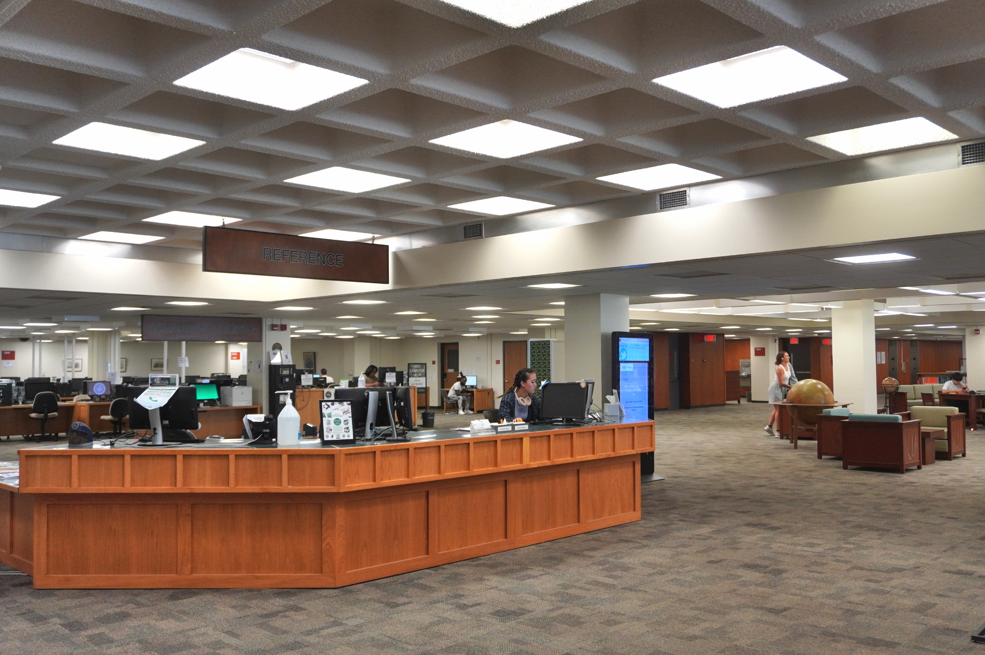 学生生協では教科書や文房具などのほか、大学オリジナルグッズが豊富に販売されている