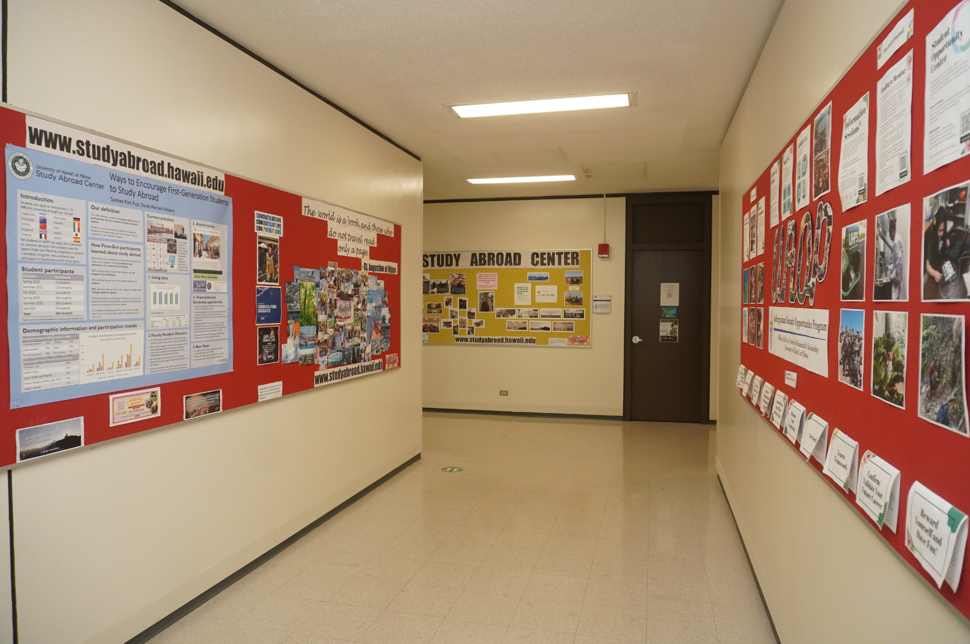 学生生協では教科書や文房具などのほか、大学オリジナルグッズが豊富に販売されている