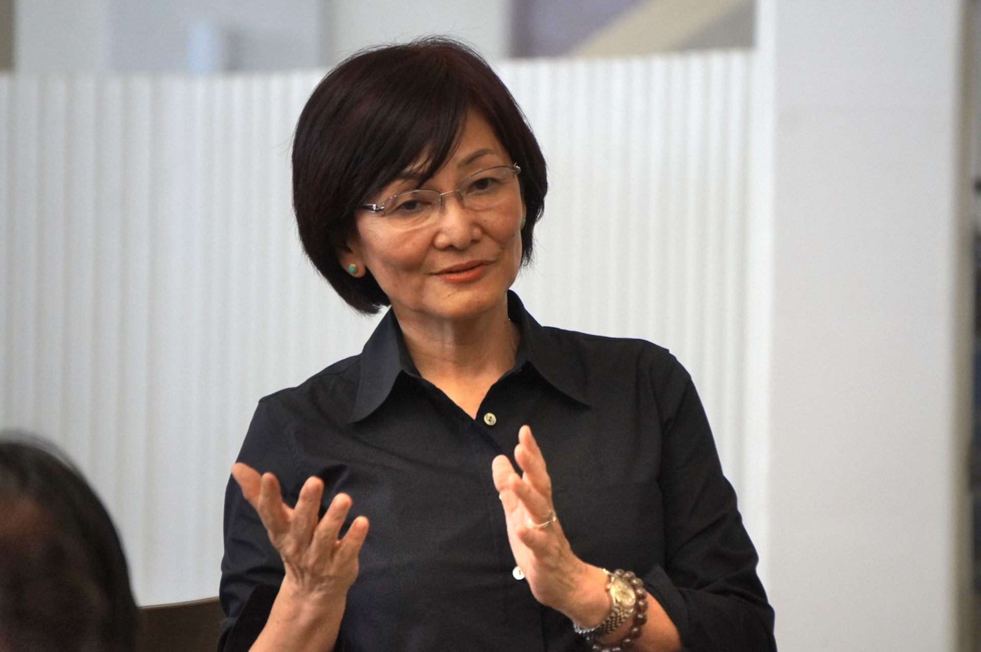 リボンプロダクションズの宮原まゆみ氏（左）とニッキー・トンプソン氏（右）。「たとえ英語に自信がなくても積極的にトライしてみることが大事。ハワイでの学習経験が大人になるきっかけになれば」