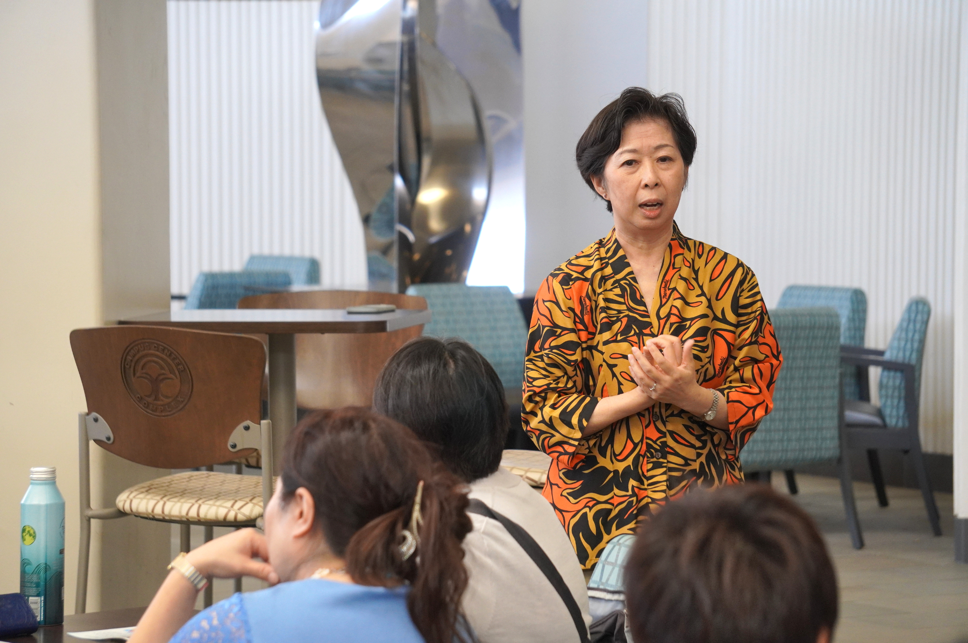 リボンプロダクションズの宮原まゆみ氏（左）とニッキー・トンプソン氏（右）。「たとえ英語に自信がなくても積極的にトライしてみることが大事。ハワイでの学習経験が大人になるきっかけになれば」