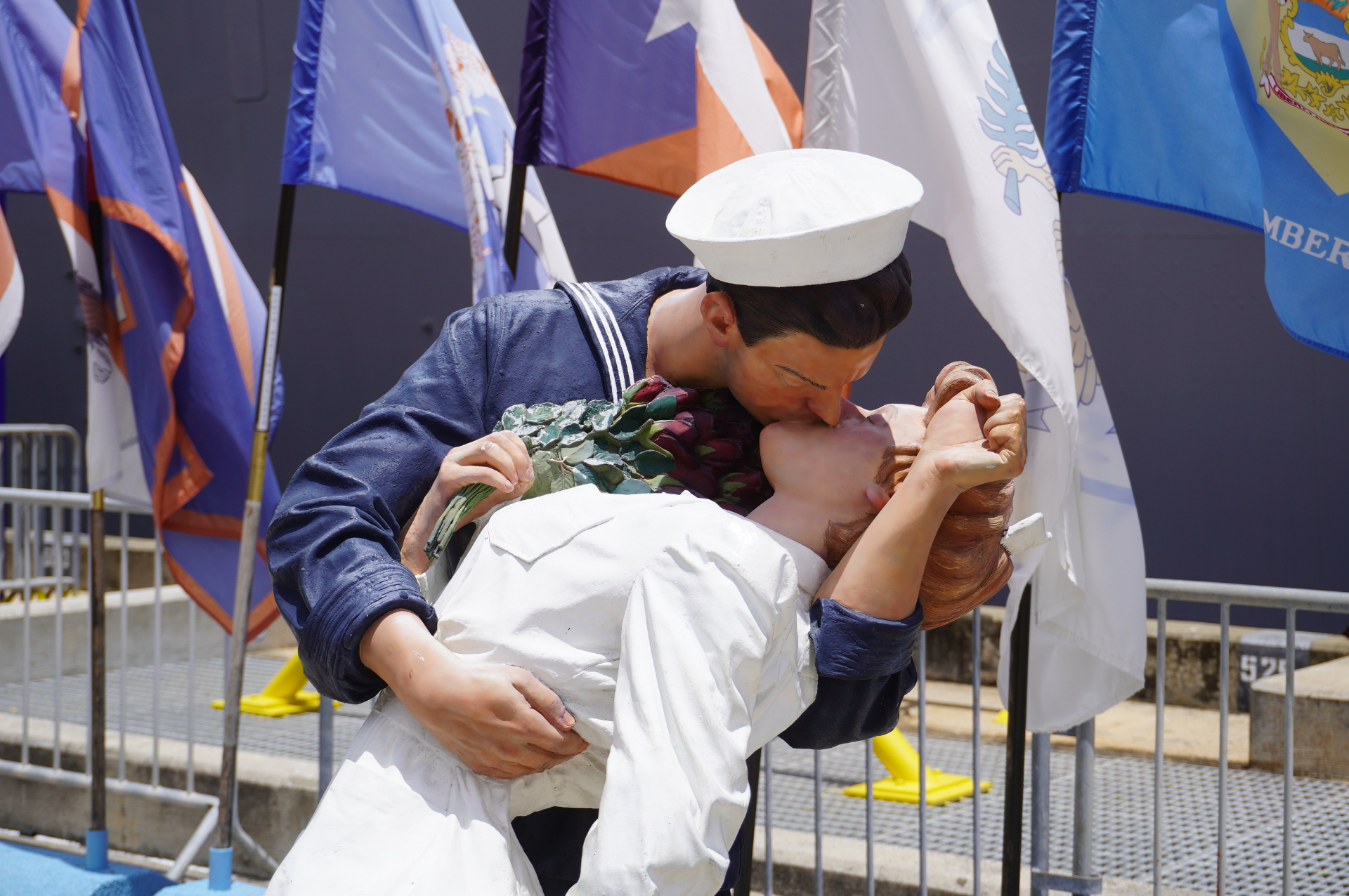 パールハーバーに係留される「戦艦ミズーリ」。巨大な砲塔や戦争の歴史を今に伝える貴重な資料を展示