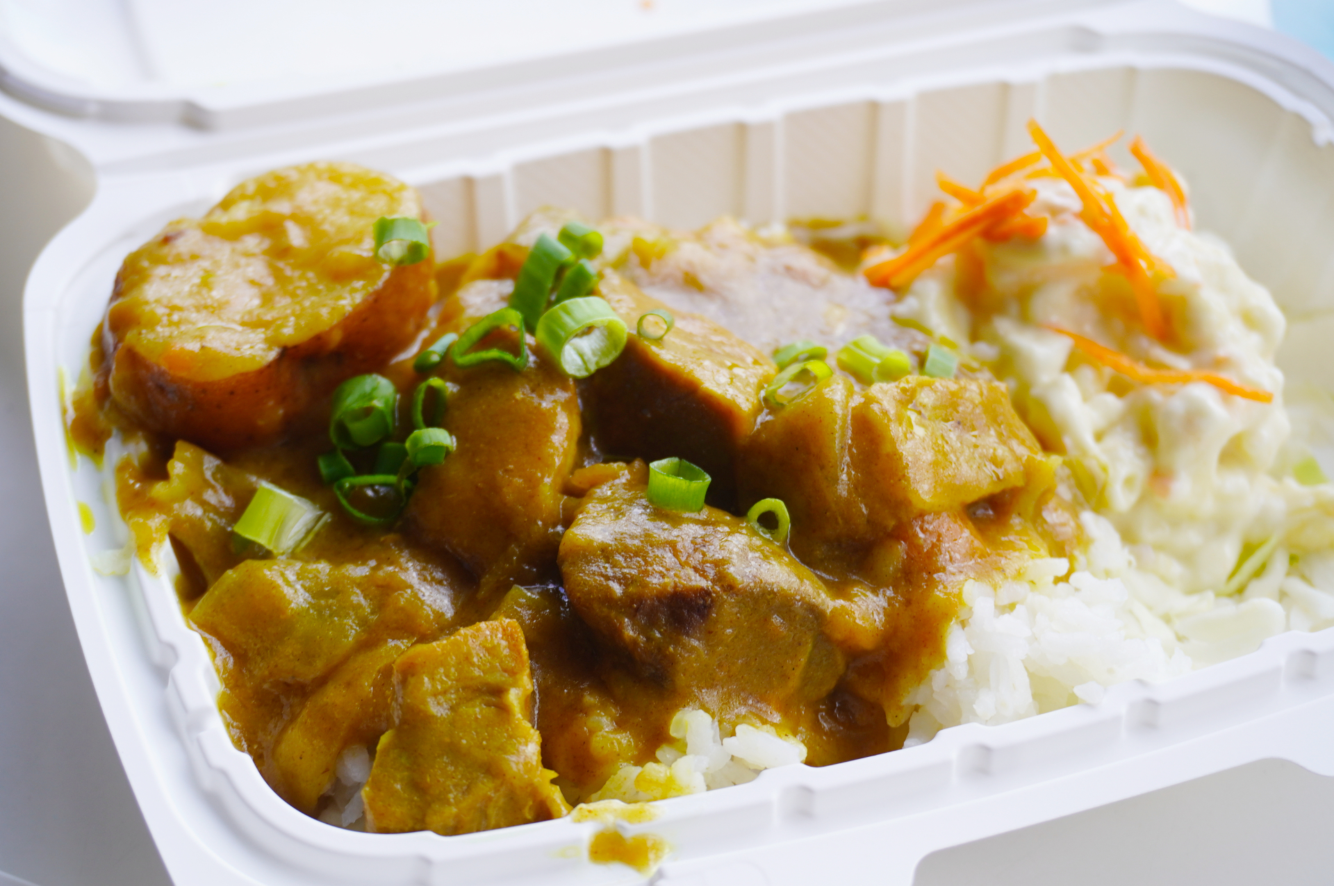 パールハーバーに係留される「戦艦ミズーリ」。巨大な砲塔や戦争の歴史を今に伝える貴重な資料を展示