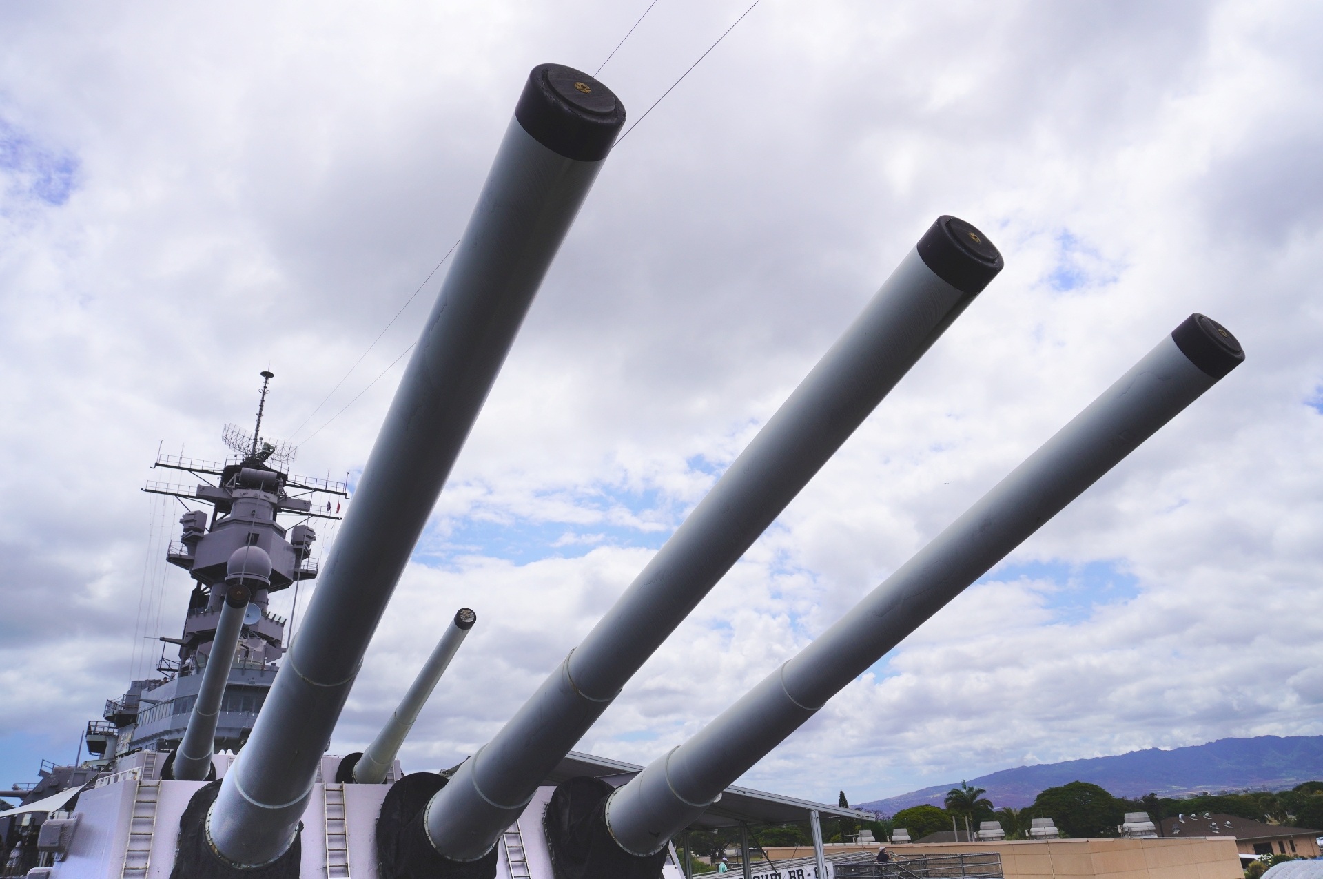 パールハーバーに係留される「戦艦ミズーリ」。巨大な砲塔や戦争の歴史を今に伝える貴重な資料を展示