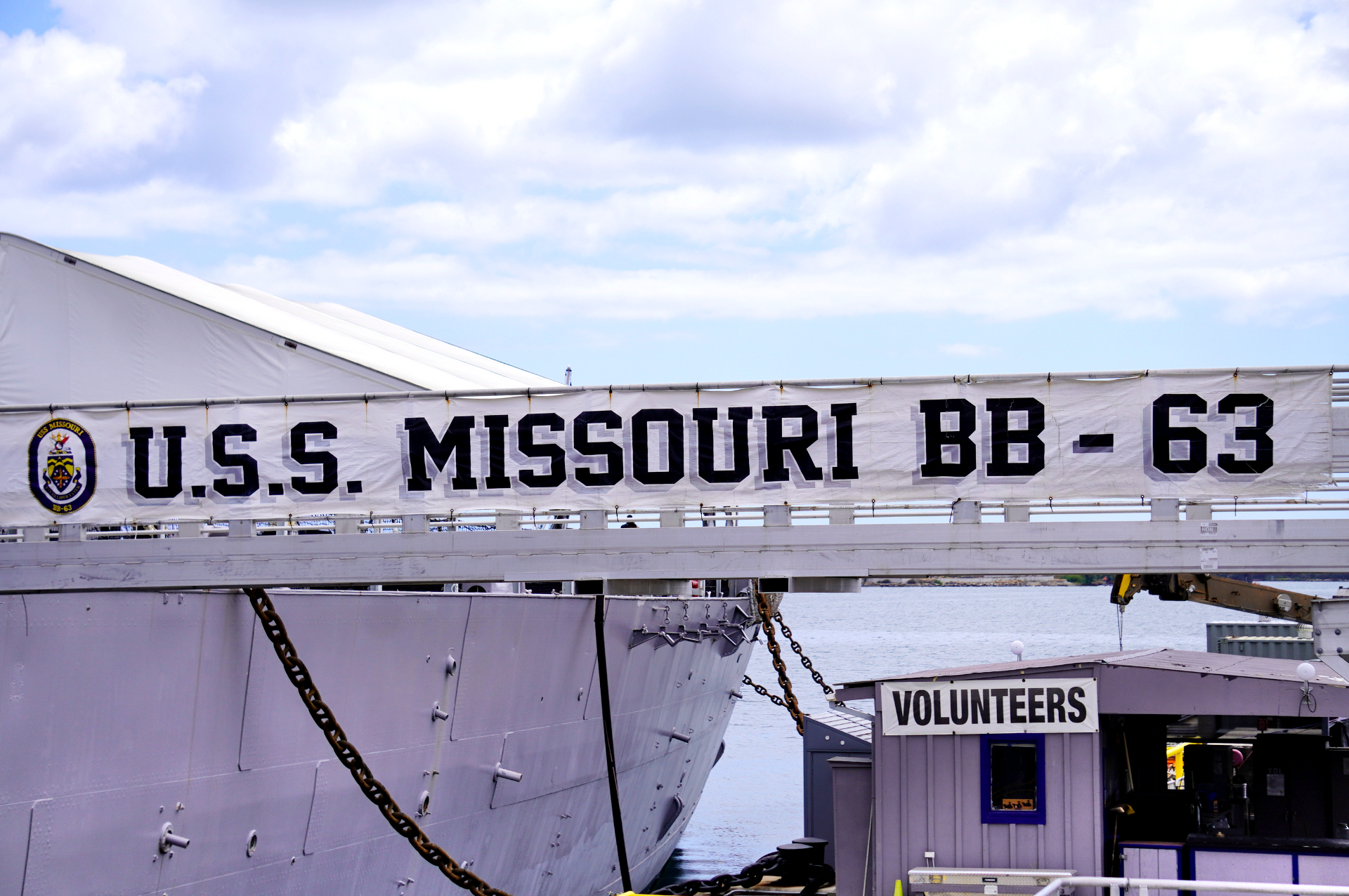 パールハーバーに係留される「戦艦ミズーリ」。巨大な砲塔や戦争の歴史を今に伝える貴重な資料を展示
