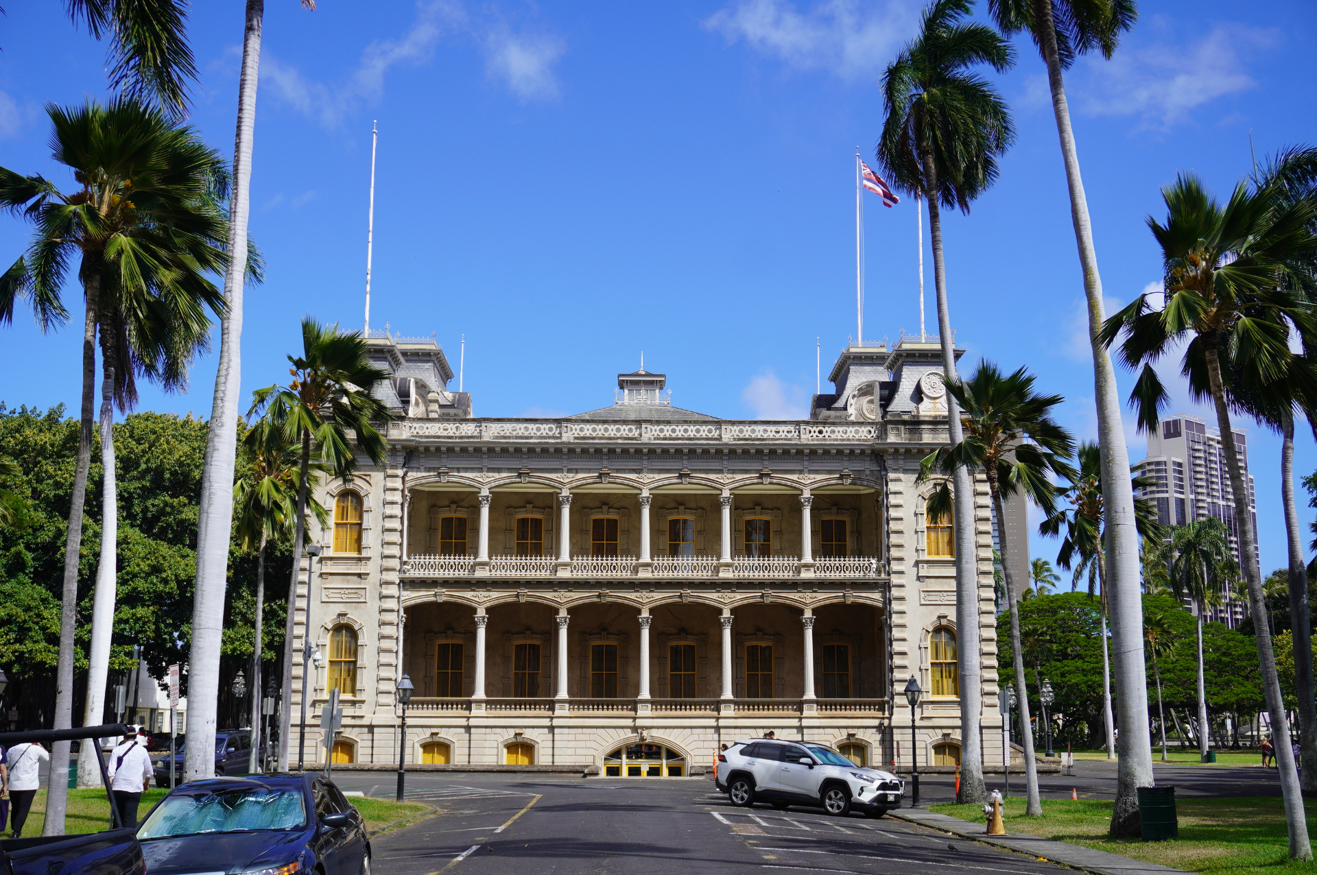 ハワイ王国7代目のカラカウア王が建てた宮殿。王国の繫栄と栄華を象徴する調度品が数多く展示されている