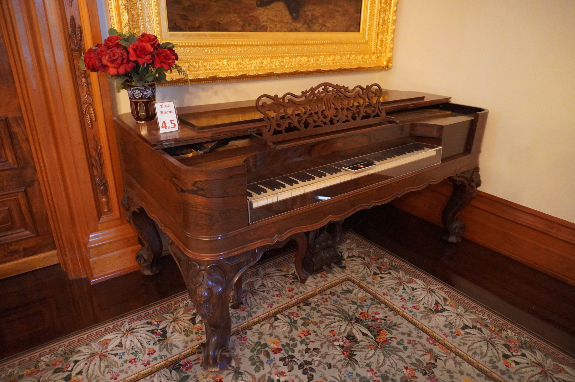 ハワイ王国7代目のカラカウア王が建てた宮殿。王国の繫栄と栄華を象徴する調度品が数多く展示されている