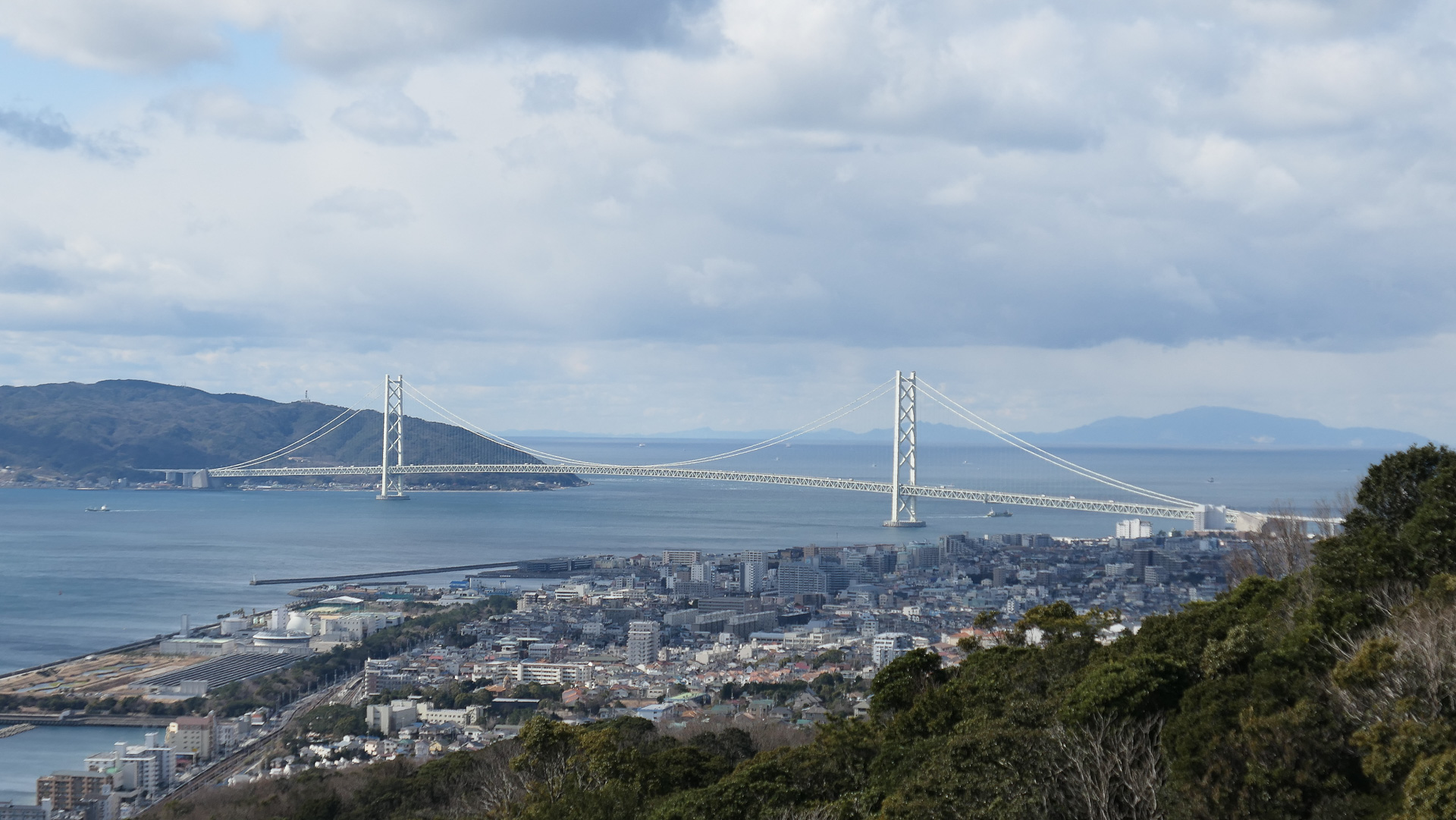 世界最長級の吊り橋「明石海峡大橋」